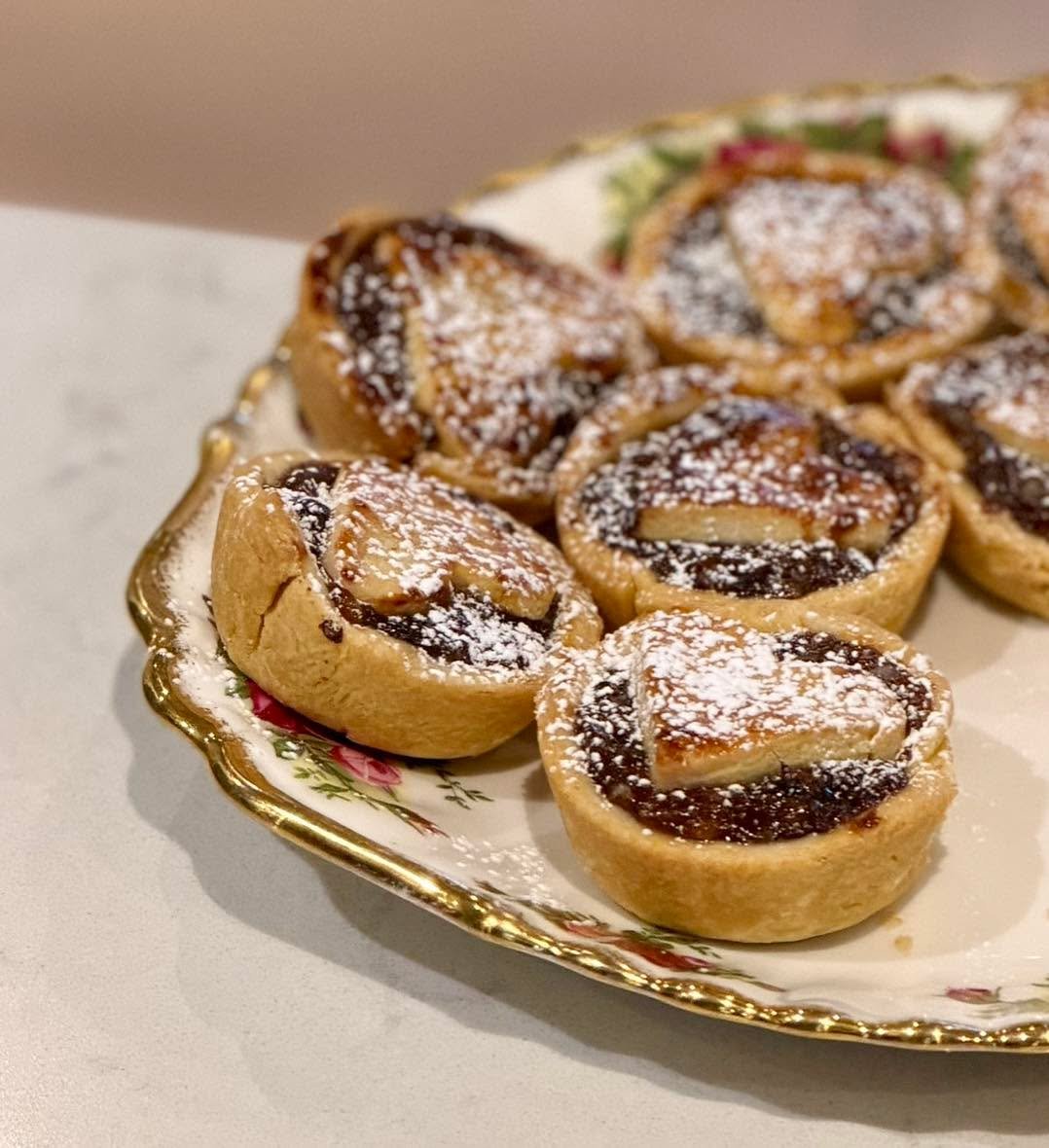 Santa Approved Christmas Treats! 🎅 ✅

We&rsquo;ll be offering the big man something a bit more than milk and cookies - great coffee to keep him going through the night, perfect with our homemade mince-pies or gingerbread cake.

Festive treats are re