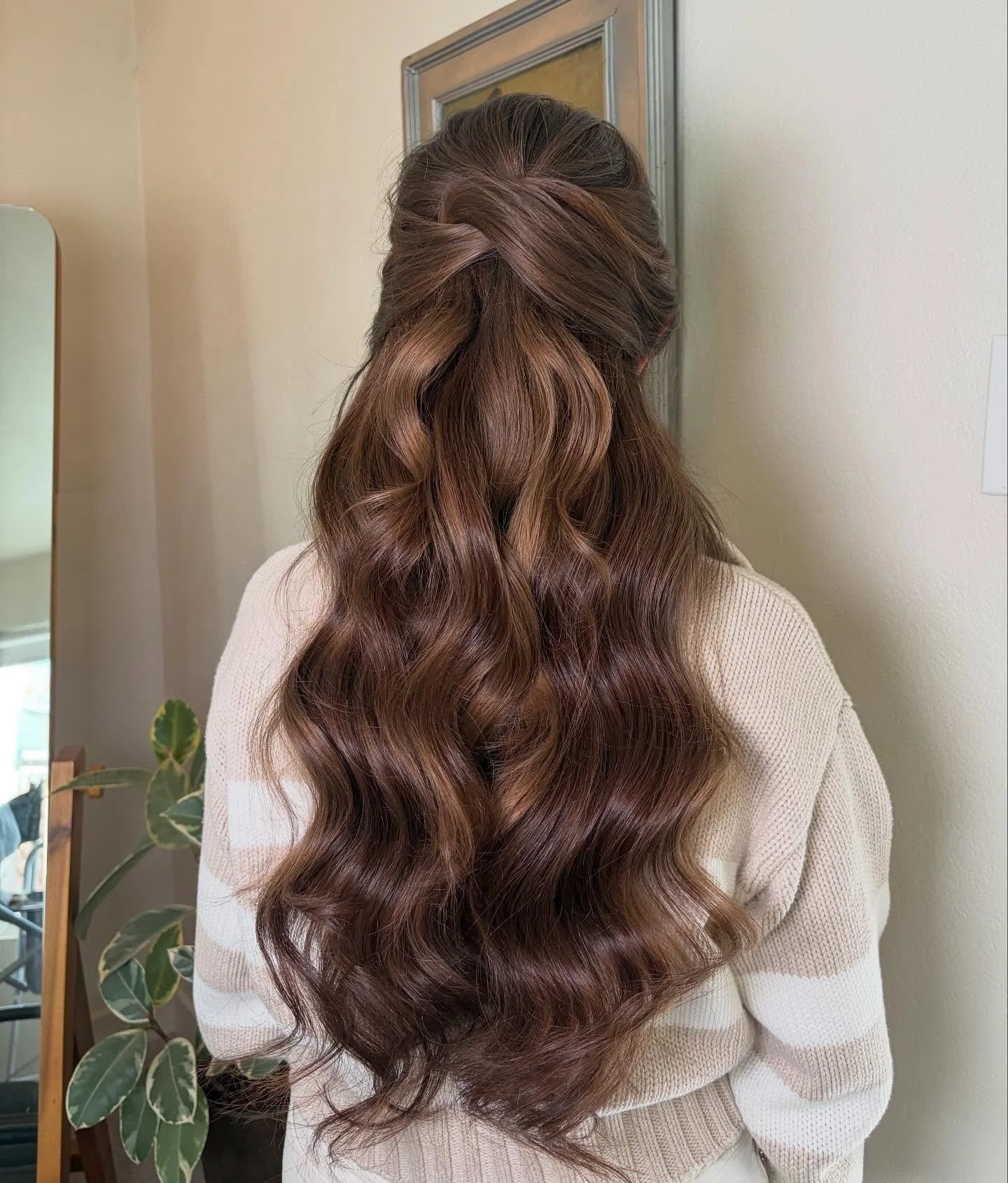 The half-up bridal hairstyle of your dreaaams! 🤍

And yes, that is a full pack of extensions added- I always recommend them for my gals that want to wear their hair down or half up, because look at that volume!!

You can always DM me to inquire abou