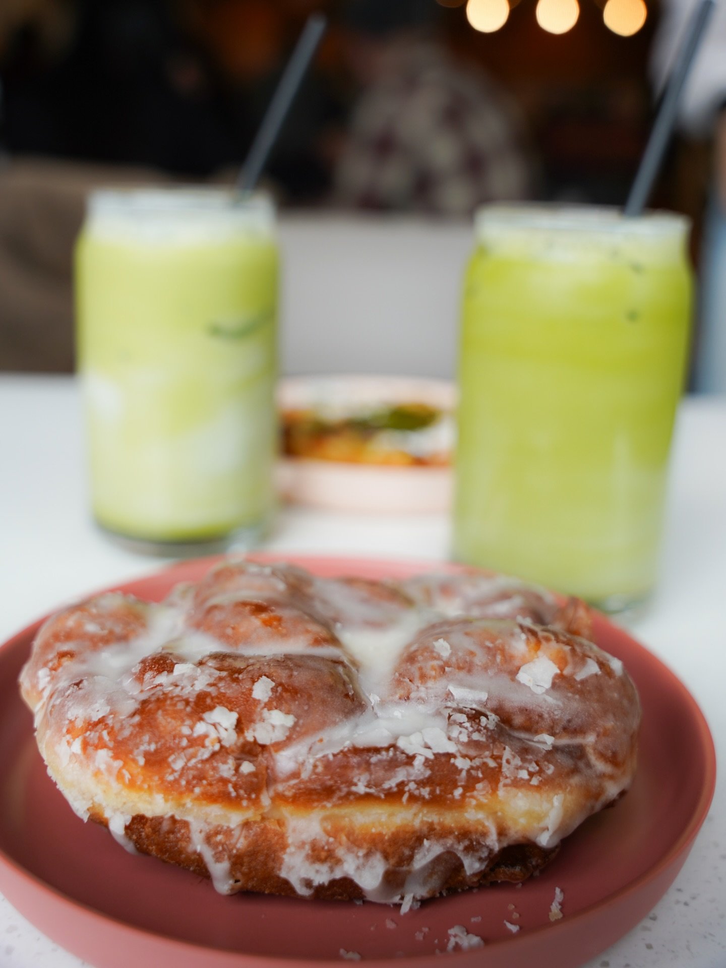 It&rsquo;s donut day 🍩 come get the best donuts made by @daddysdonutsyt 🤤 and pair it with a matcha- or coffee. Anything works 💚