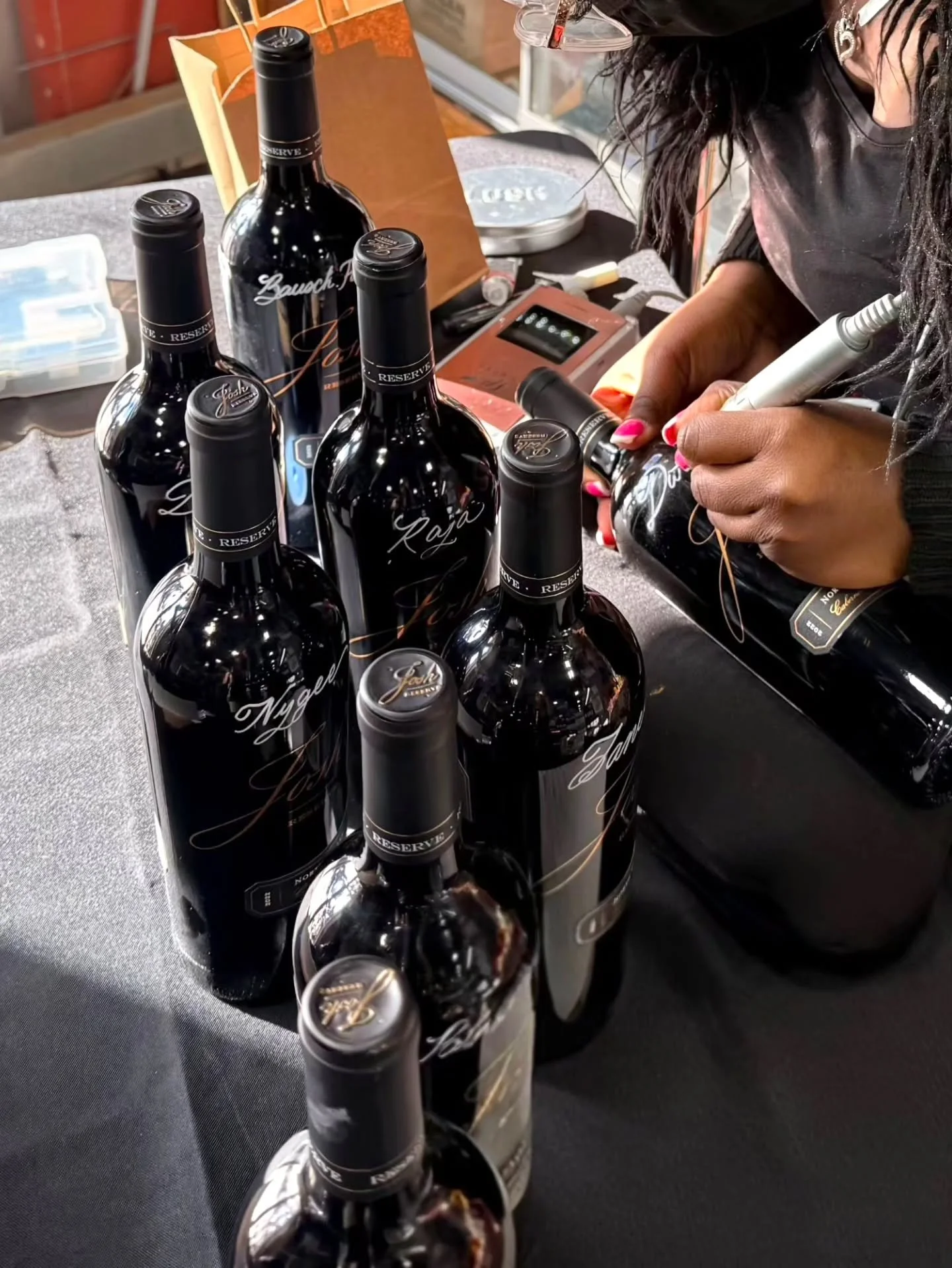 And that&rsquo;s a wrap 🍷

Honored to partner with @joshcellars for live engraving for the second year in a row. Grateful for the opportunity and the incredible team I worked with.

Guests were excited to get personalized bottles for themselves and 