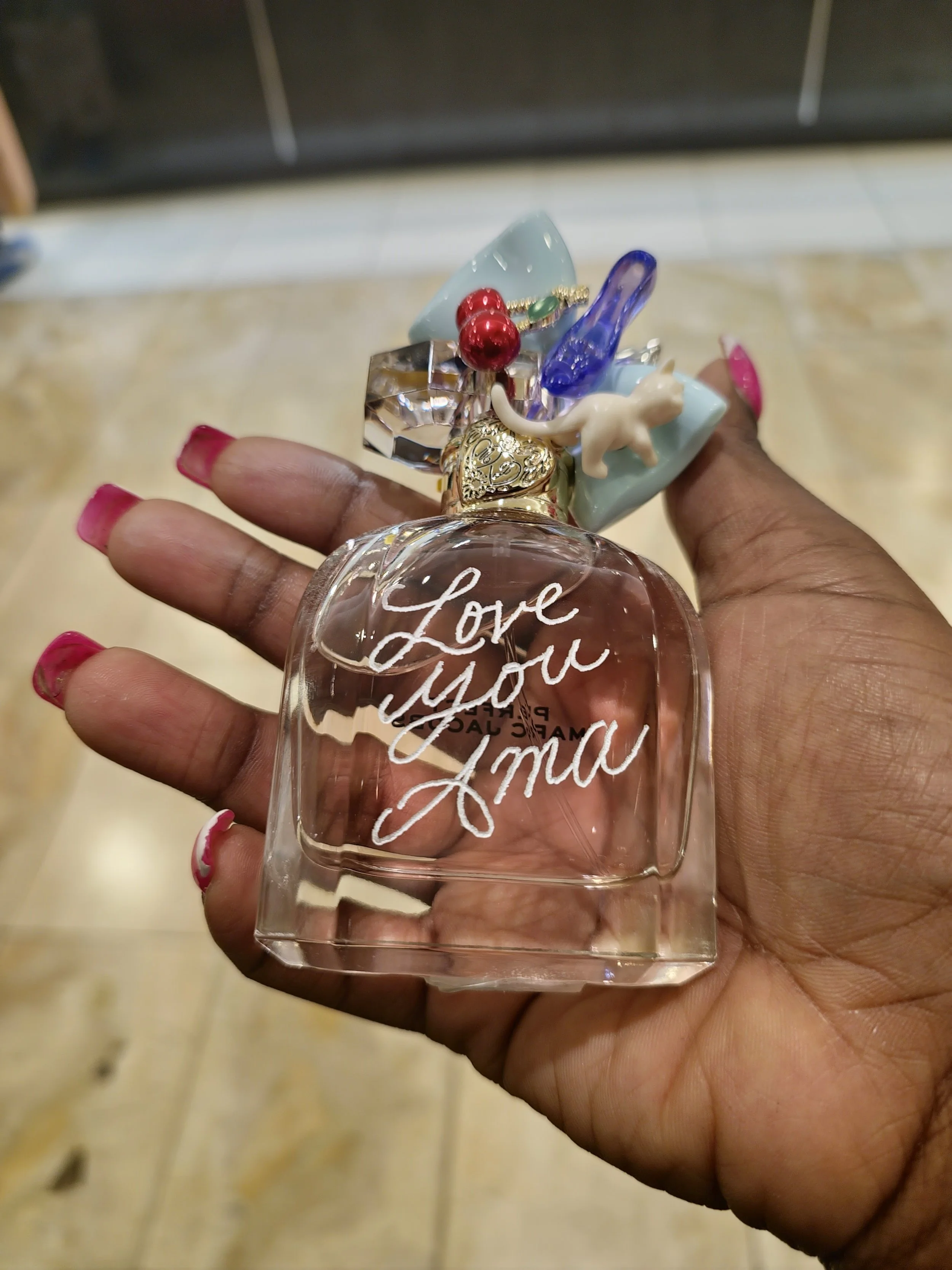 Sher-Pierre-NJ-NY-NYC-Calligrapher-and-Engraver-Engraved-Perfume-Bottles-For-Bride-Burberry-Fragrance-For-Mom-Spanish.jpg