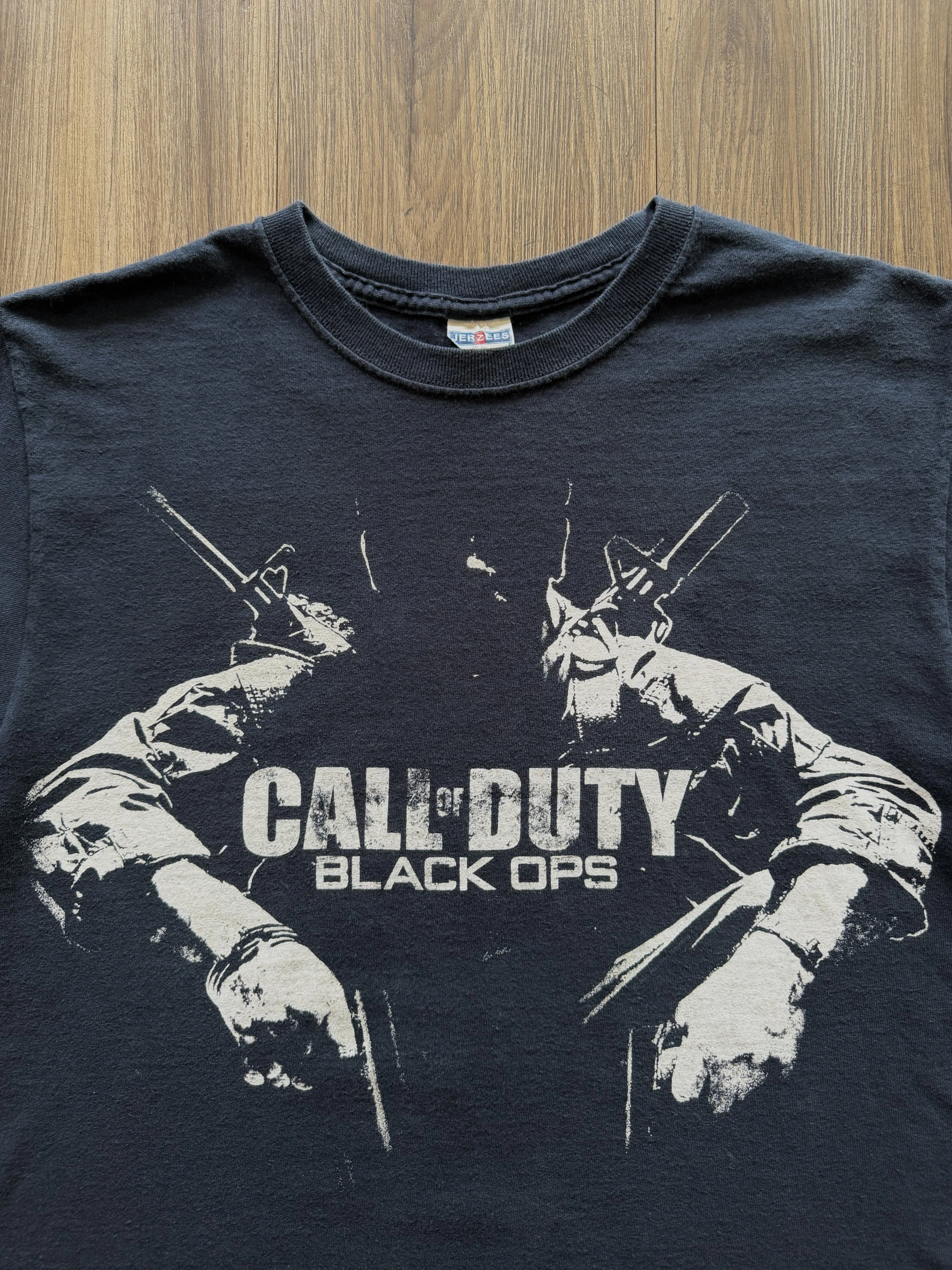 Black T-shirt with white graphic of two armed soldiers and the text 'Call of Duty Black Ops'.