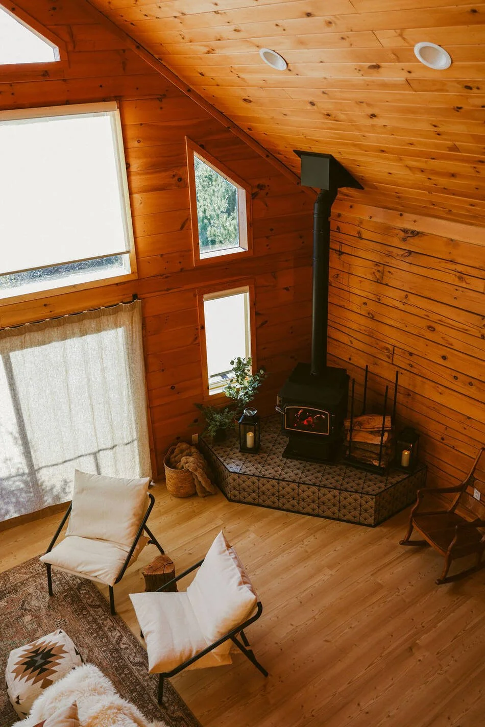 A-frame ceilings and great room — log cabin near Lake Cuyamaca