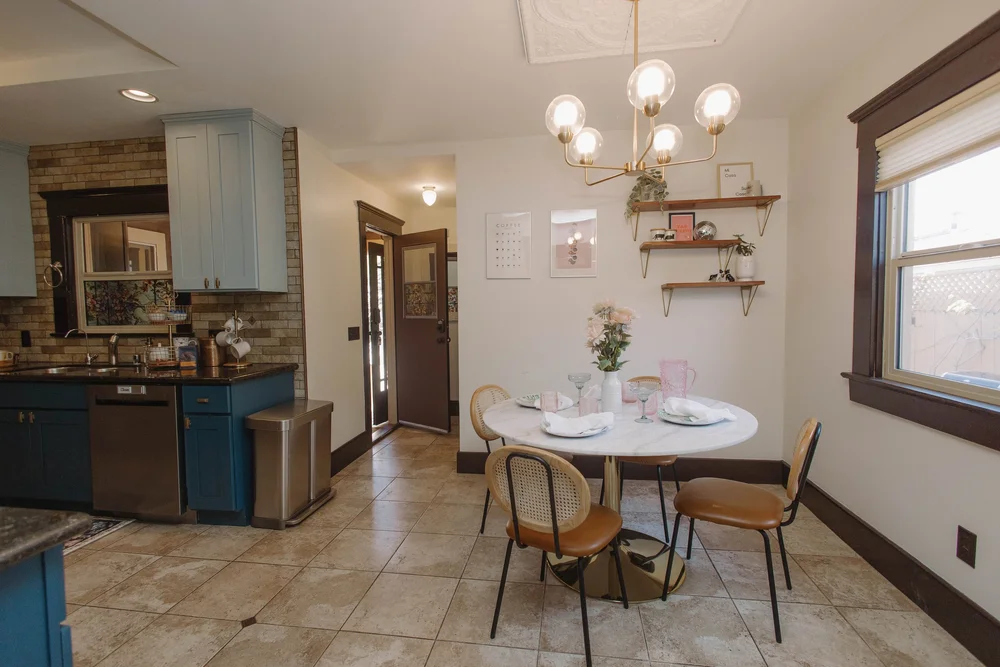 The round breakfast table under a chandelier in the kitchen at Palm Parkside