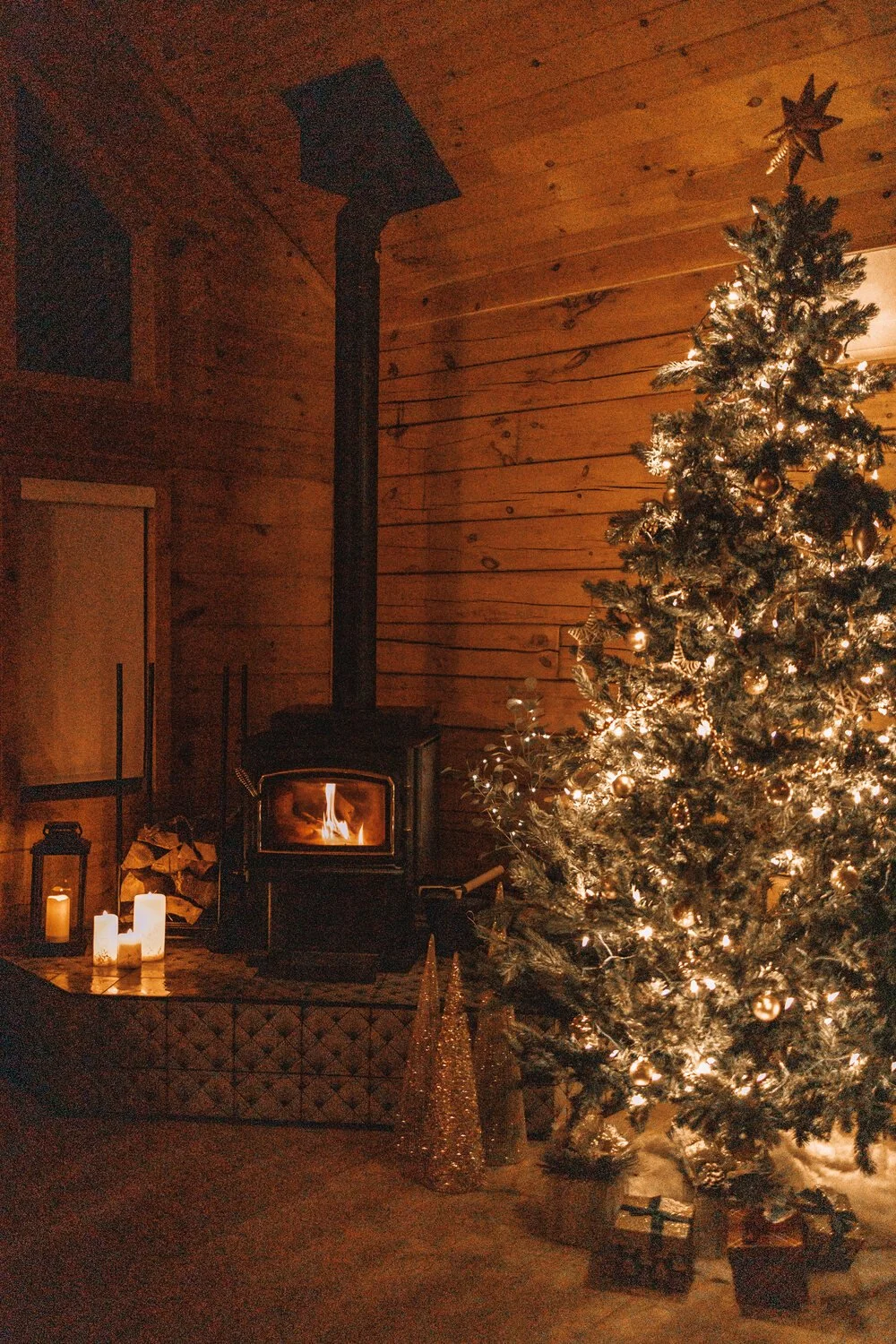 Decorated Christmas tree by the fire — holiday cabin near Julian, CA