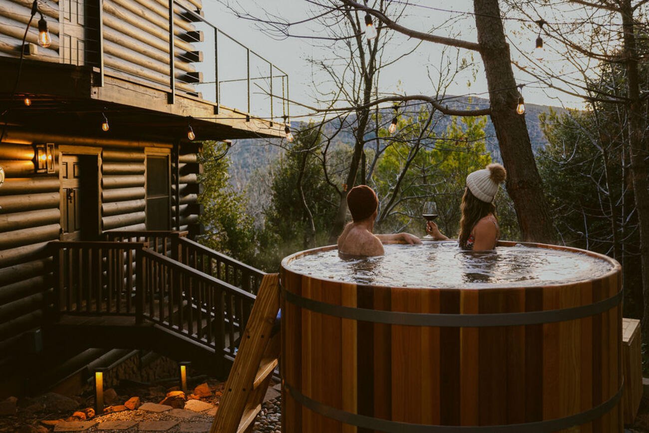 08_hottub_couple.jpg