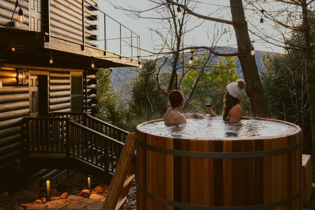 Cedar hot tub with mountain views — Julian California cabin