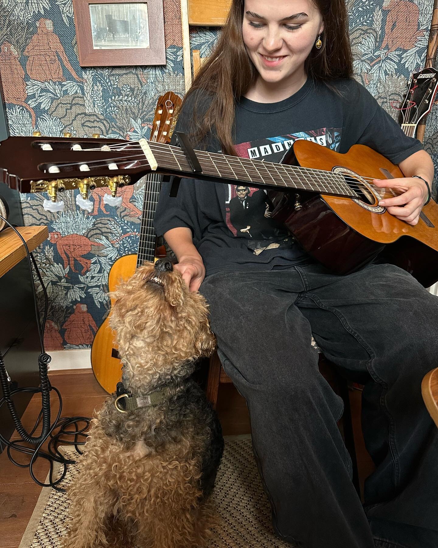 Mac getting some love from Eva. #amsterdamguitarlessons #gitaarlesamsterdamzuid #gitaarlesamsterdam