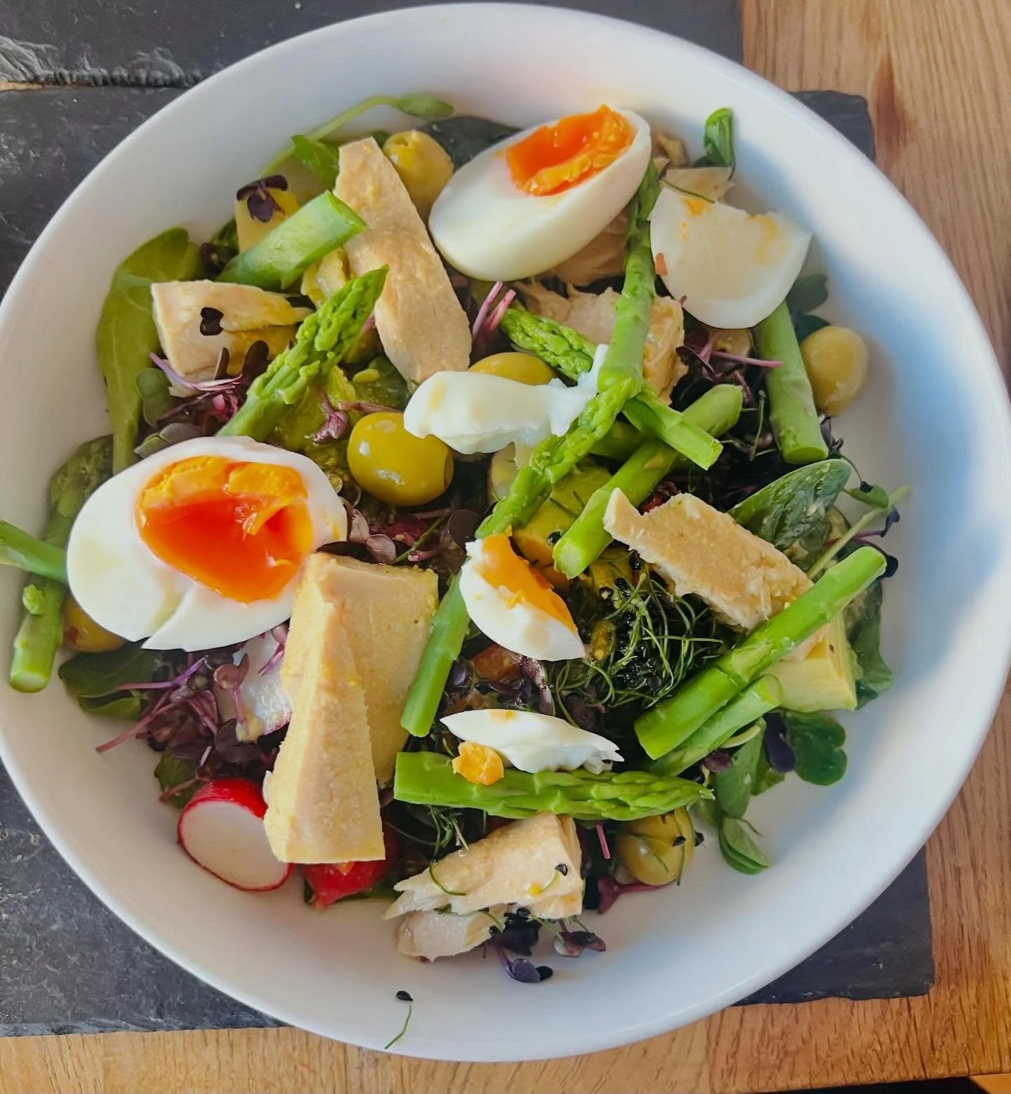 One of my favourite salads is a Nicoise - but I always tend add in my own twist &hellip;
Not a fan of the anchovy 🐟 so add capers instead for that umami flavour , some micro greens, asparagus , brocolli (obviously 🤣) and always use burford brown eg