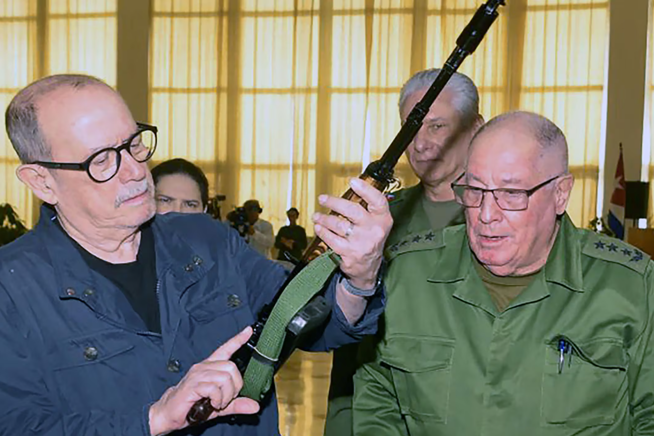 El AKM azul o la hipocresía de cierta izquierda