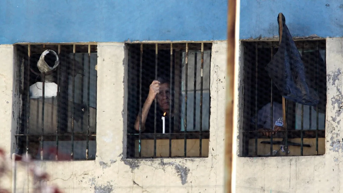 Cuerpos confinados; almas soberanas