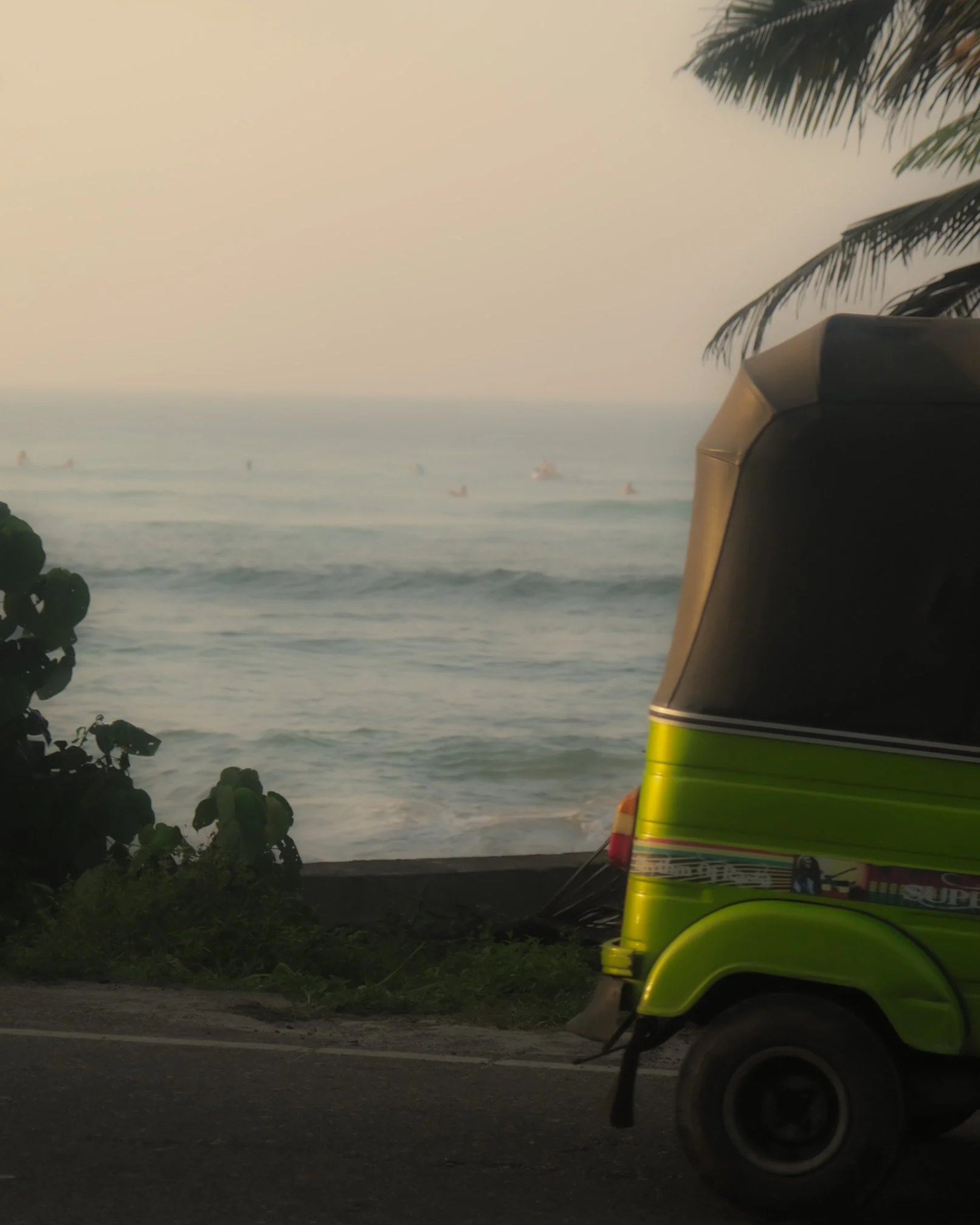 Fahrendes Tuk Tuk am Strand in Sri Lanka.
