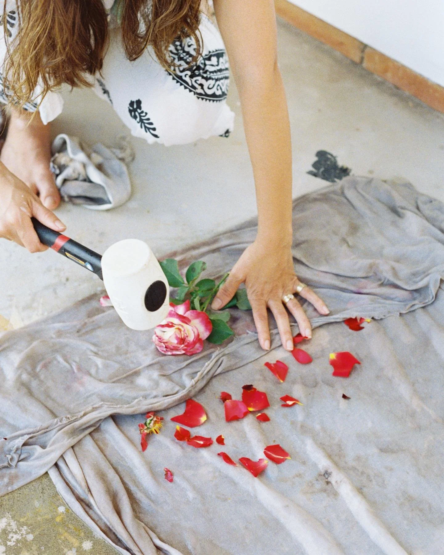 Making marks with plant dye

 #naturaldye #artistprocess #plantdye #textileart #interiordesignart #soniagill