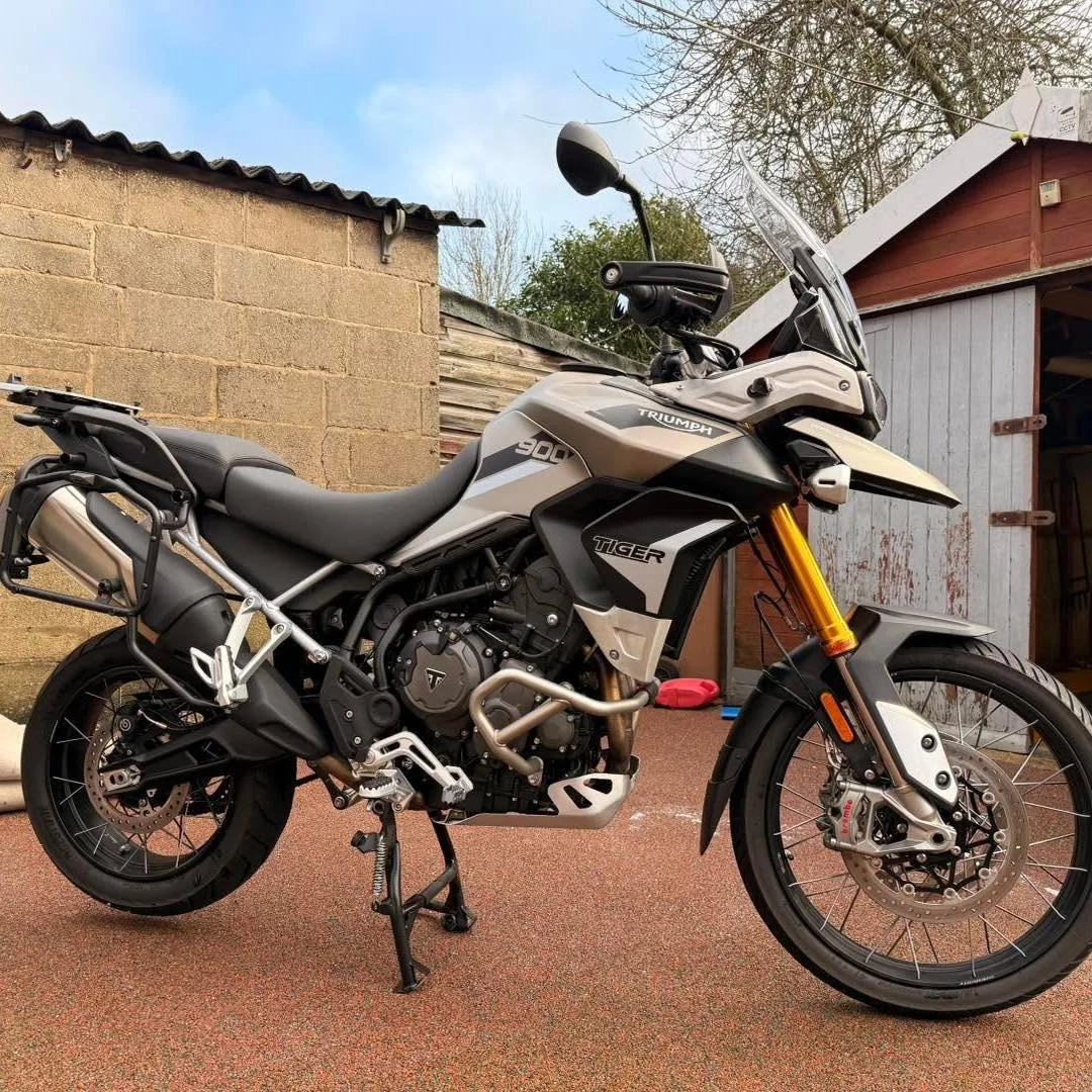 🏍️ A new client booking for a full Deep Clean on this Triumph Tiger 900.
Existing protection was still present, but contamination had built up across lower panels, contact zones and around the rear of the bike.

A controlled chemical decontamination