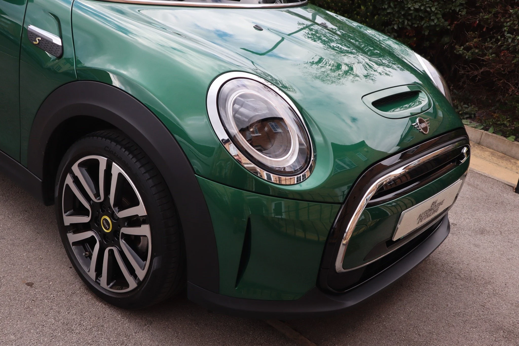🟢 This British Racing Green Mini Cooper Electric received a full Deep Clean before being returned to the lease company. The owner keeps the car well maintained, but with a dog on board, a deeper level of cleaning was needed.

Using specialist extrac