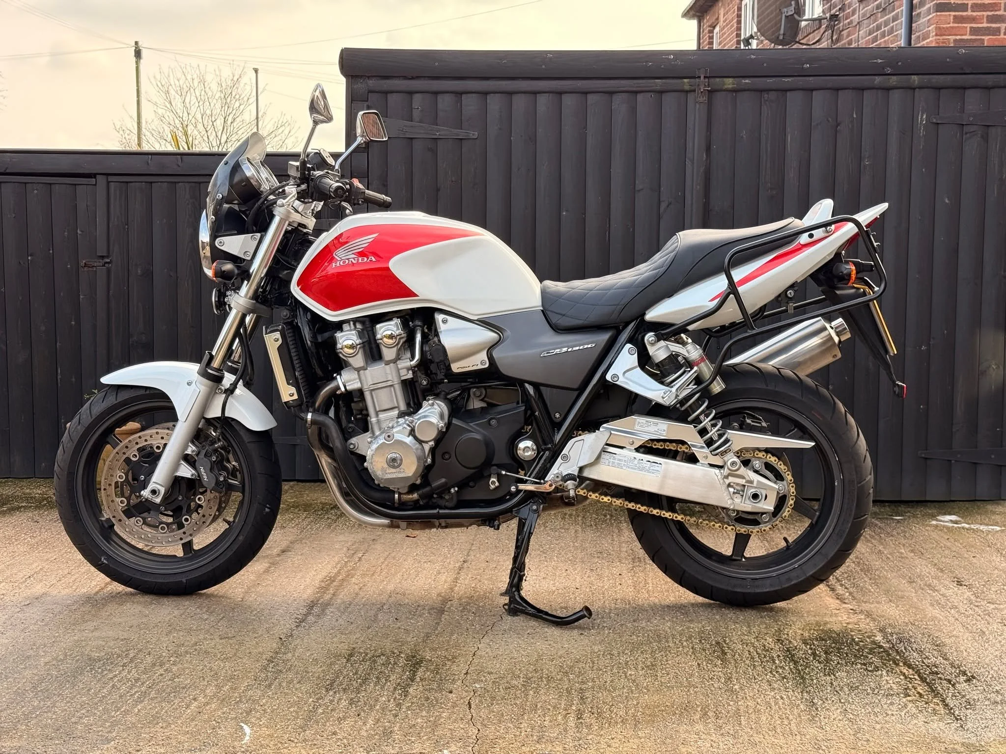 🏍️ This Honda CB1300 needed more than a wash.

At 20 years old, the finish had picked up the kind of long-term grime and dullness that routine cleaning no longer touches. This detail involved a full Deep Clean, supported by chemical decontamination,