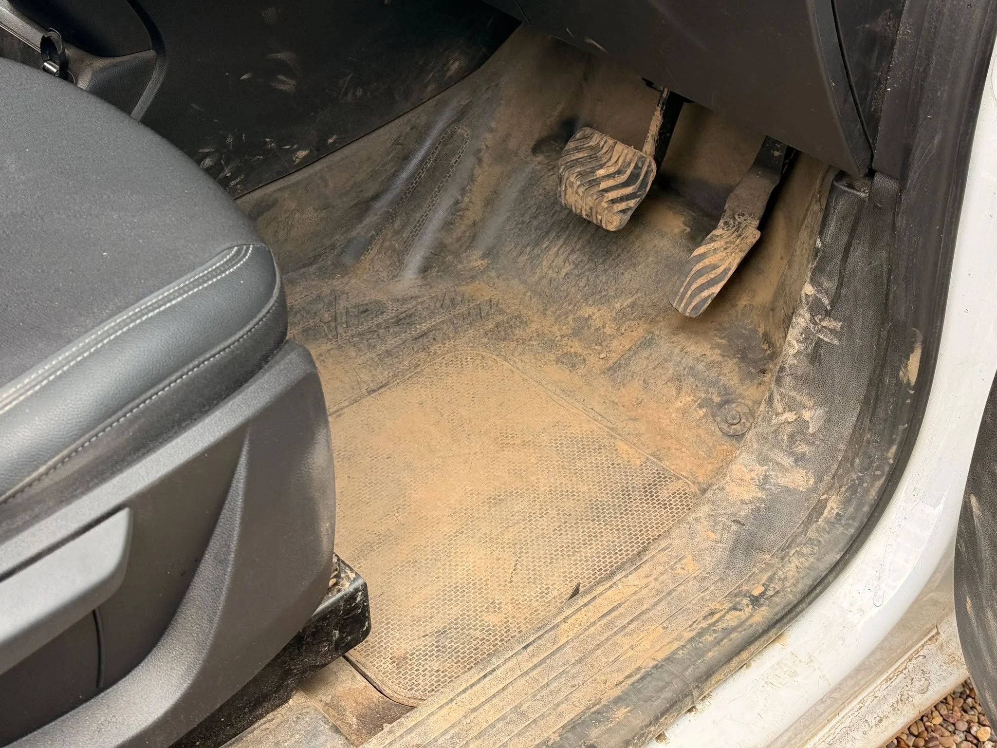 👉🏻 Swipe for after photos and you&rsquo;ll see exactly why a quick wash was never going to be enough. This wasn&rsquo;t dirty. This was due a reset.

Booked in ahead of lease return, this commercial vehicle was carrying heavy road film, tar, iron f