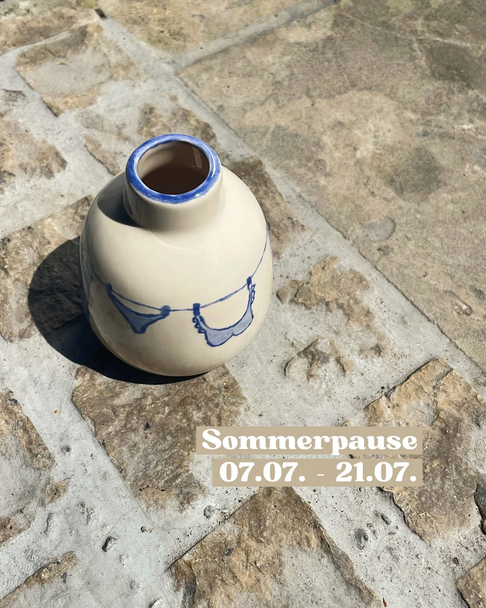 .
Liebe WERKRAUM-Freunde!
Wir legen eine kleine Sommerpause ein ⛱️:
vom 07.07. – 21.07. bleibt der WERKRAUM geschlossen. Bis diesen Samstag, den 05.07., habt ihr noch die Möglichkeit fertige Keramik abzuholen oder euch mit Kannen einzudec