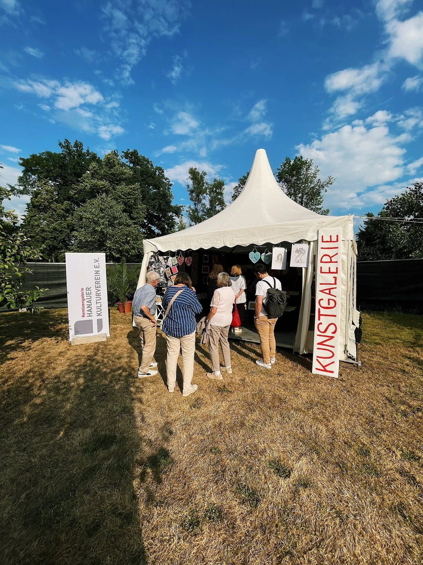 .
WERKRAUM × KULTOURSOMMER × SOMMERGALERIE
Recap Woche 1
WIR SAGEN DANKE! ✨
Danke an alle Künstler/Künstlerinnen, Besucher/Besucherinnen und Unterstützer/innen für die schönen Abende, die inspirierenden Gespr&aum