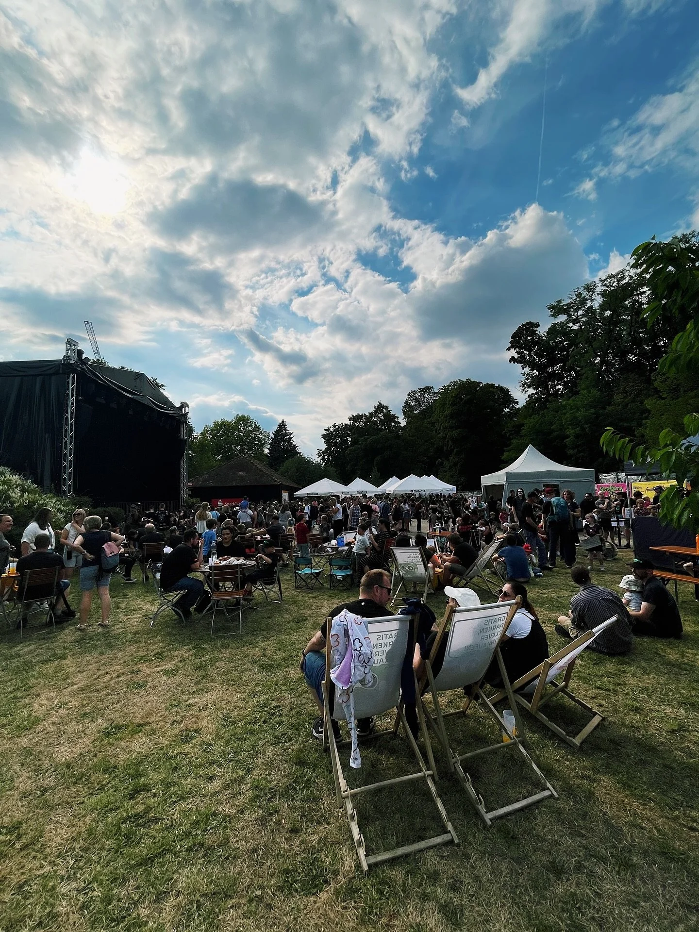 .
WERKRAUM × KULTOURSOMMER × SOMMERGALERIE
Recap Woche 2
WIR SAGEN DANKE! ✨
Auch wenn es hier und da ein wenig geregnet hat, war auch die zweite Woche ein voller Erfolg & wir bedanken uns bei allen Künstlern/Künstlerinnen,