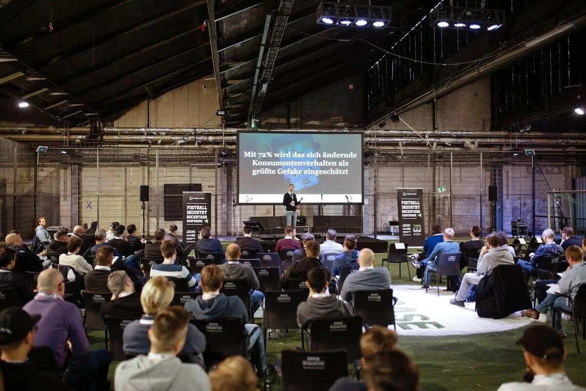Ich stehe auf einer großen Bühne als Keynote-Speaker