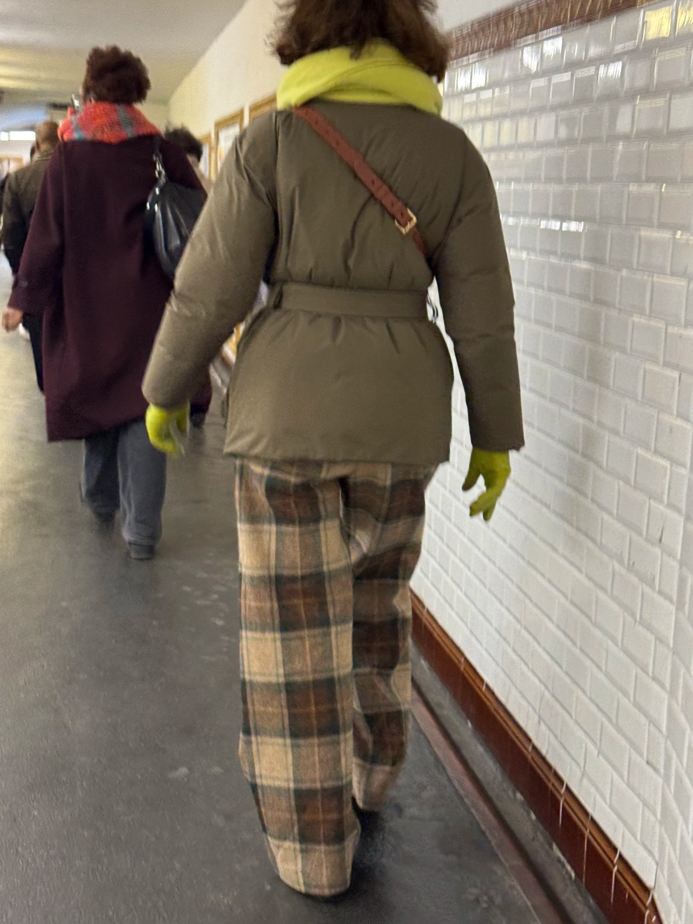 Metro chic - love the smooth puffer and matching gloves and scarf!  Lady ahead had a great burgundy coat, too.
