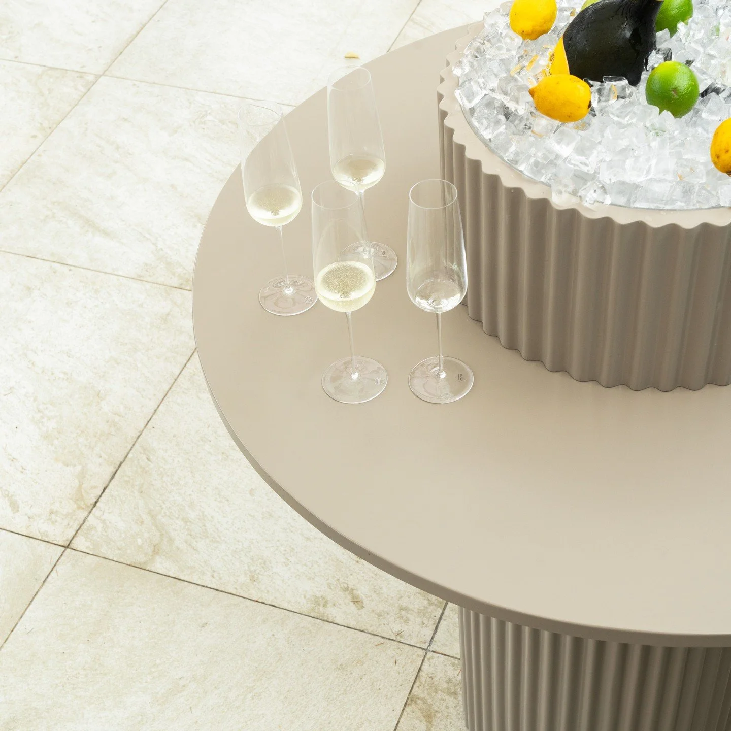Roma round bistro #zumiware #bistro #outdoorliving #outdoorfurnituredesign #outdoorlifestyle #gardenfurniture #concretefurniture #concretedesign #outdoorfurniture #gardenliving