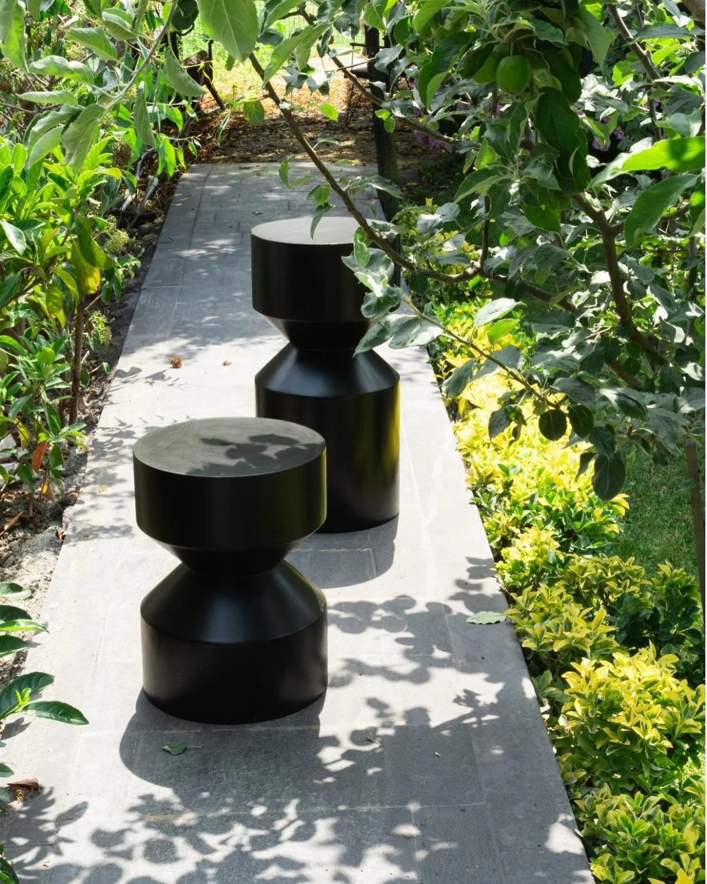 Zumi &uuml;r&uuml;n grubunun keyifli par&ccedil;alarından MILAN stand /sehpa geniş renk paletine sahiptir. Masa ayağı olarak kullanılabilir. #zumiware #coffeetable #outdoorliving #outdoorfurnituredesign #outdoorlifestyle #gardenfurniture #concretefur