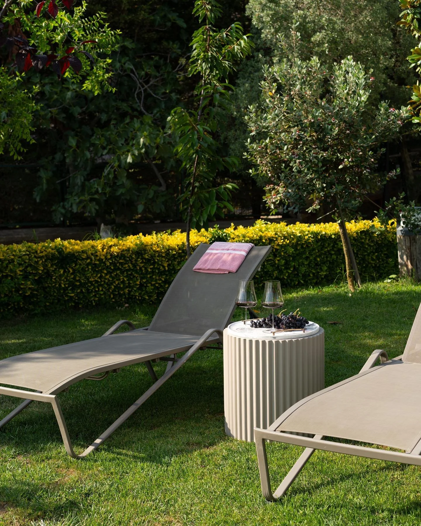 Yaşam alanlarınızda zarif duruşlar oluşturun 🌱 Roma serisi | Yan sehpa ve &ouml;zel tasarım tamamlayıcı tepsi #zumiware #bistro #outdoorliving #outdoorfurnituredesign #outdoorlifestyle #gardenfurniture #concretefurniture #concretedesign #outdoorfurn