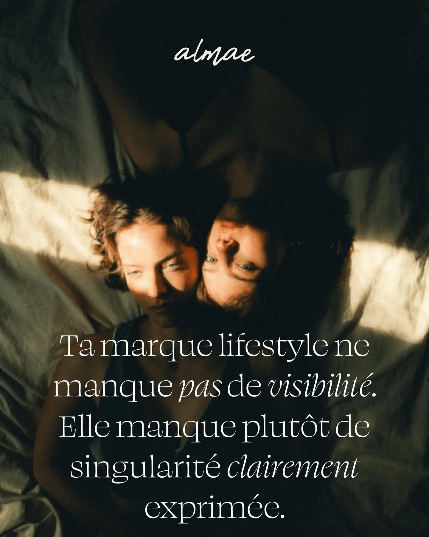 Lorsqu'une marque veut vendre plus, elle pense (souvent) &agrave; tort qu'il faut : 

&ndash; &ecirc;tre plus pr&eacute;sent sur les r&eacute;seaux
&ndash; avoir une image plus &ldquo;tendance&rdquo;
&ndash; faire comme les autres marques qui marchen