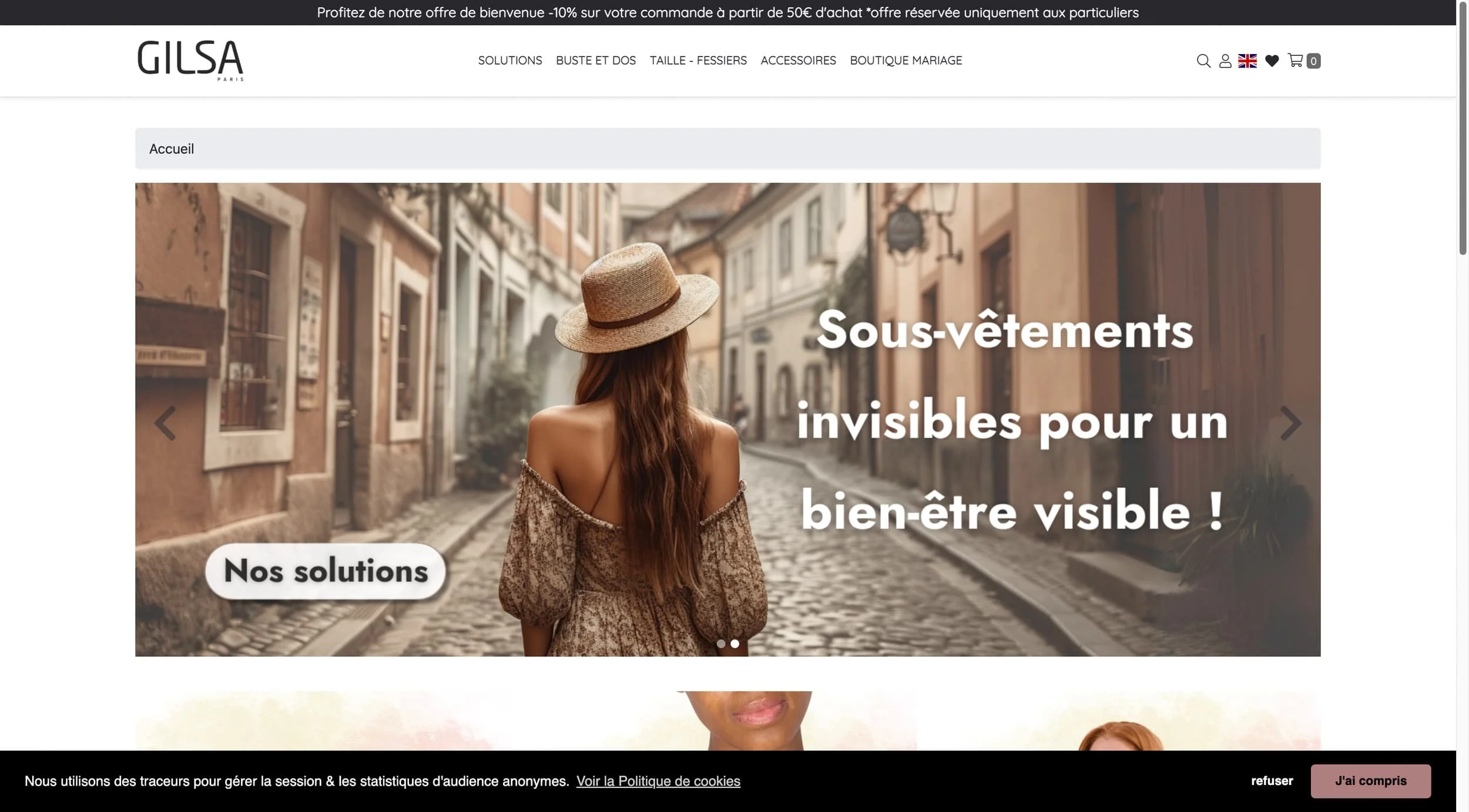 Page d'accueil d'un site web de vêtements, montrant une femme avec un chapeau en balade dans une rue pavée, avec un message en français sur les sous-vêtements invisibles pour le bien-être.