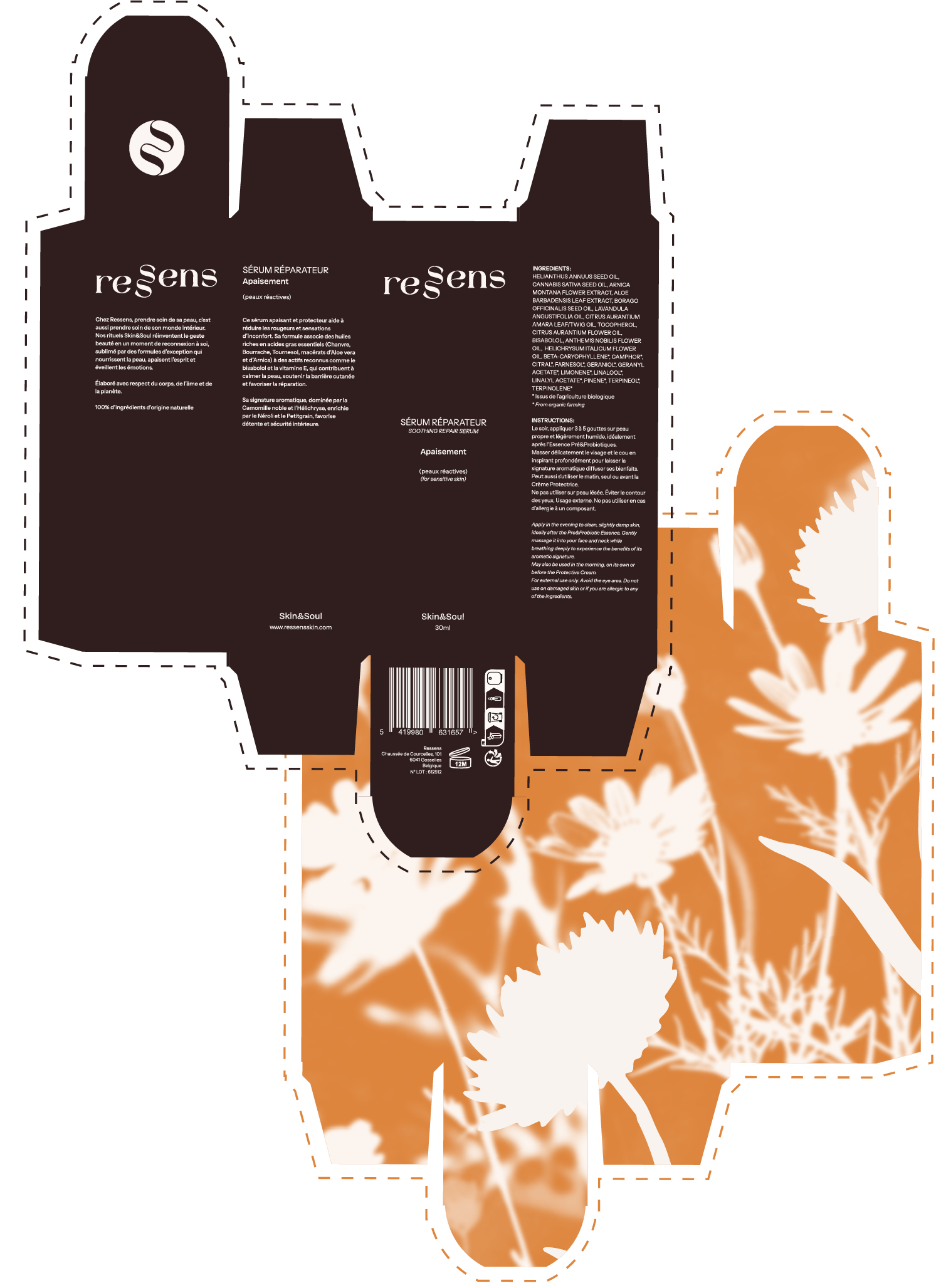 Brochure de produit pour un sérum capillaire, avec un fond orange clair et une silhouette de fleurs blanches en arrière-plan.
