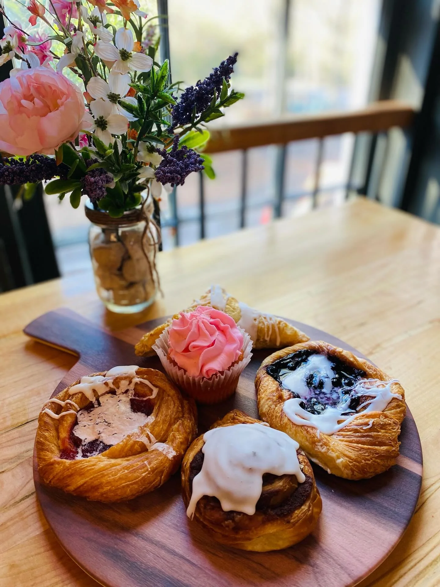 Stop in for your midweek treat with our fresh pastries! See you soon! 🌻🧁☕️