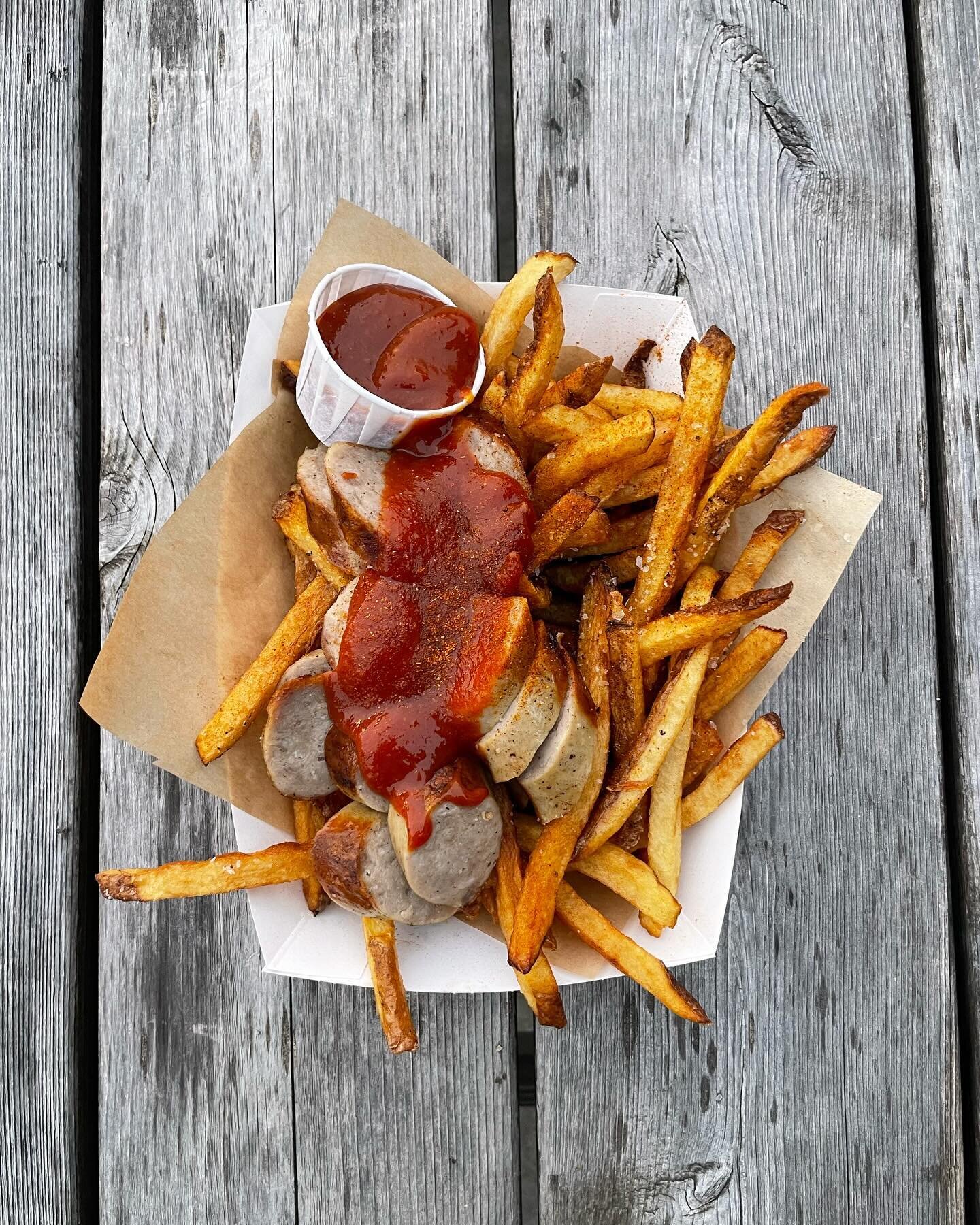 Come down for a nicely crisp @eastbowerciderco cider and a hefty plate of currywurst!!!

Tonight, Thursday 5-8pm

#raleigh 
#raleighfoodtruck 
#germanfoodtruck 
@shoplocalraleigh 
#shoplocalraleighnc