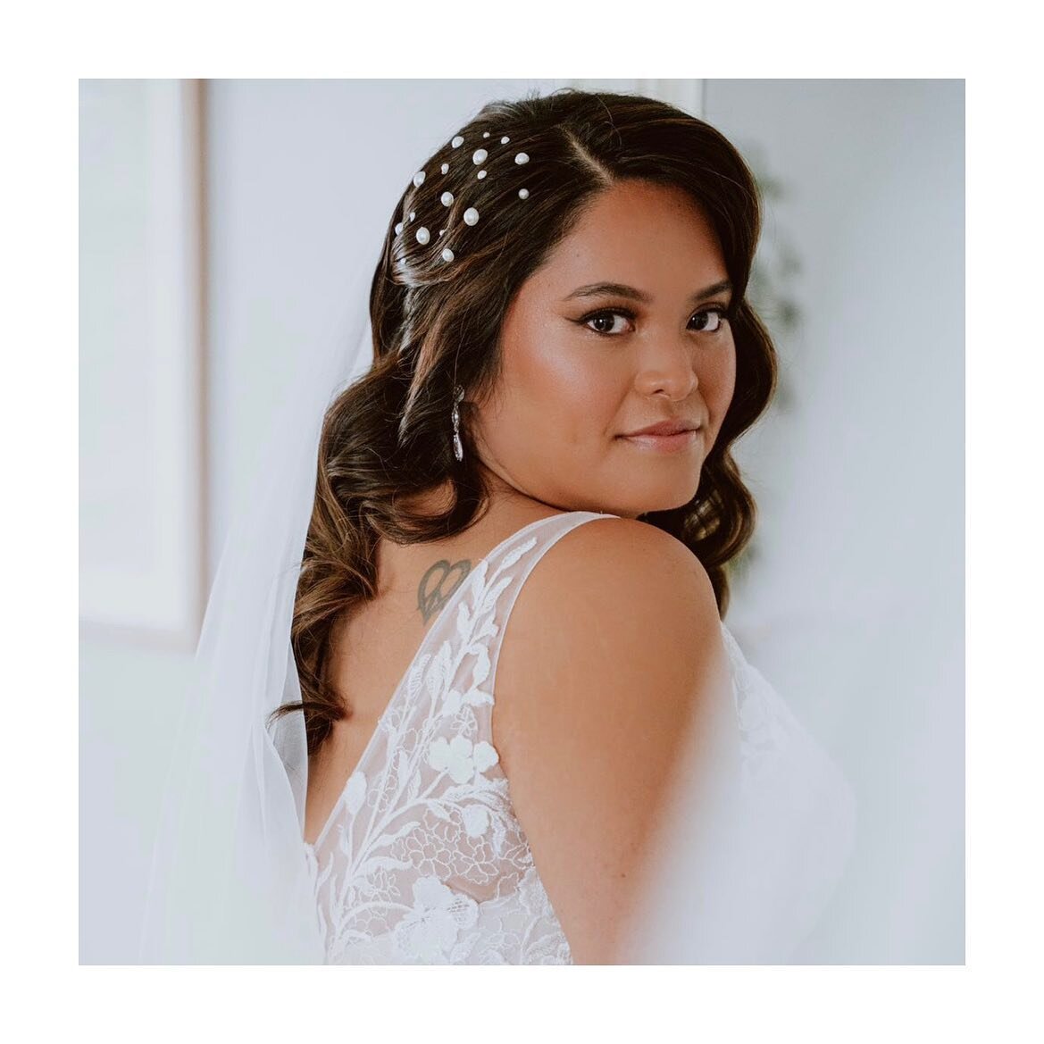 Reminiscing on this dreamy bridal look we did on our beautiful bride Tiffany a few months back 😍 I&rsquo;m still in love! 
.
.
.
@e2beauty 
Hair: @beautycravebyjennmau
Makeup: @makeupbyashleytani 
Photography: @shoreandwave 
.
.
.
#tbt #bridalhair #