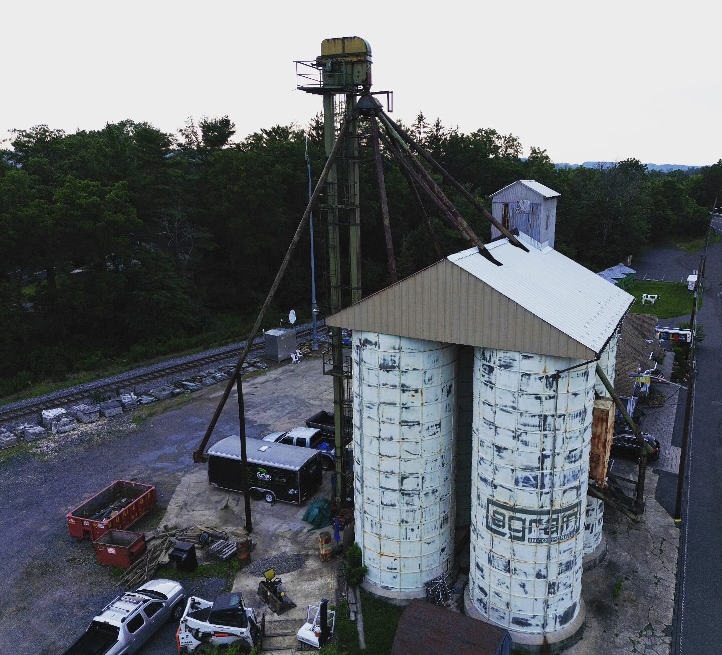 The old grain silos.
#conrail #drones #railroadphotography #droneshots #dronephoto #dronepics