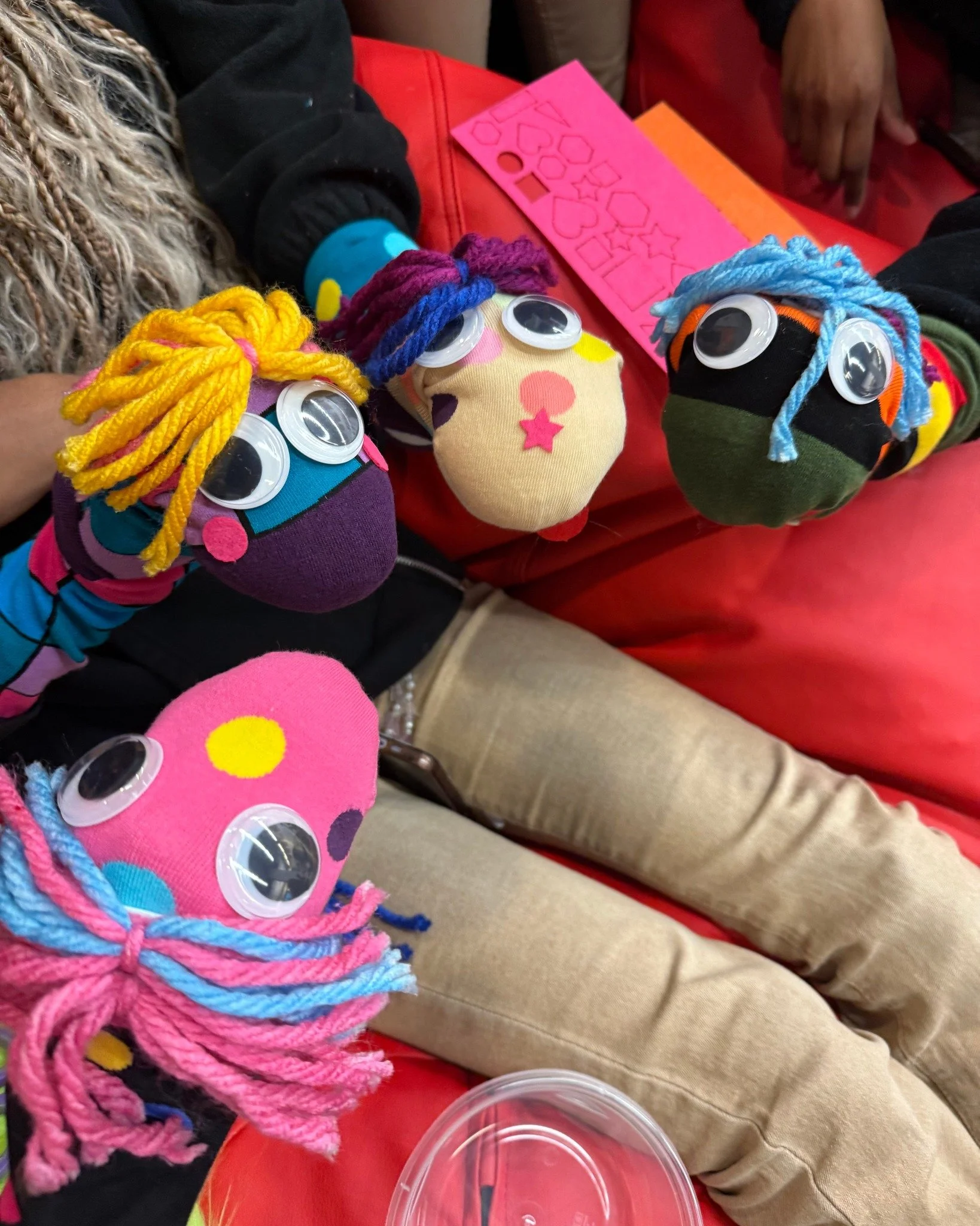 Dr. Sandy C and Lucie Lopez joined the Connecticut Psychology Association’s Engaging the Future of Psychology event with students from University High School of Science and Engineering in Hartford, CT! 🎓
Students learned about the origins of