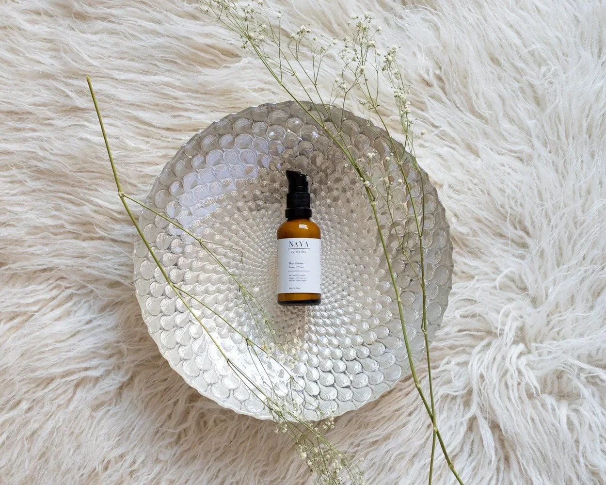 Organic product flat lay on woven rattan plate – natural textures and minimal packaging in harmony.