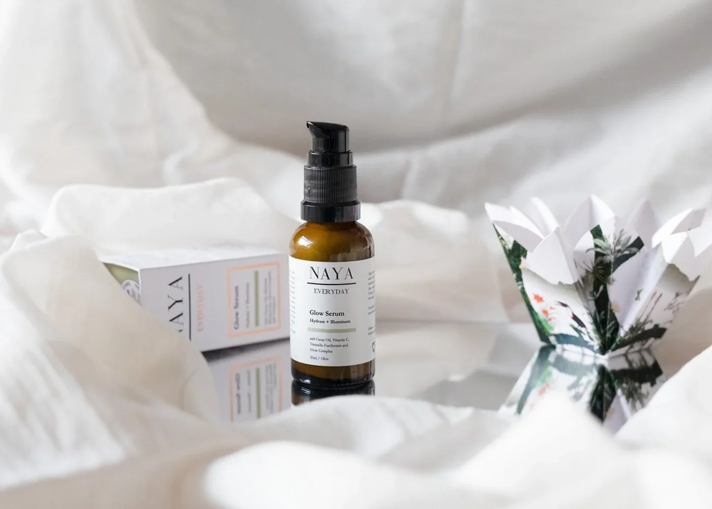  Clean product shot with white gauze and botanical elements – pure and calming energy.