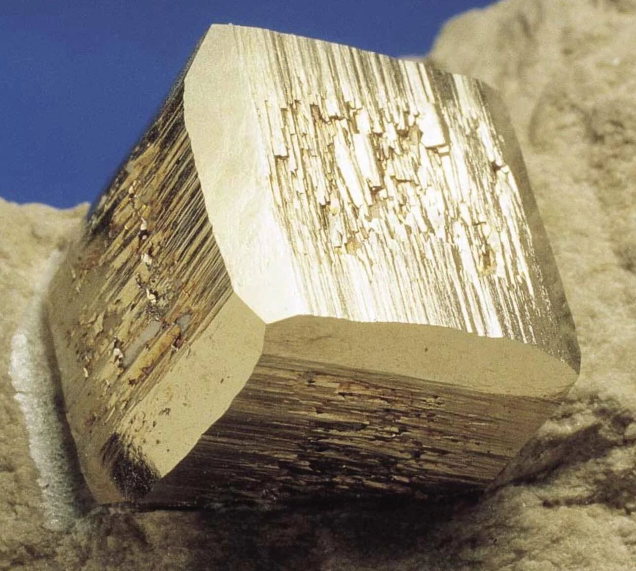 Pirita. &ldquo;Fil&oacute;n Patricia, Nivel 1&rdquo;. Tama&ntilde;o: 1,5 cm x 1 cm. Colecci&oacute;n y foto: J. M. Sanchis. Revista BOCAMINA; No 12 October 2003. #ambasaguas #pyrite #pyritecrystal #pyritecrystals #naturalcrystals #crystalporn #geolog