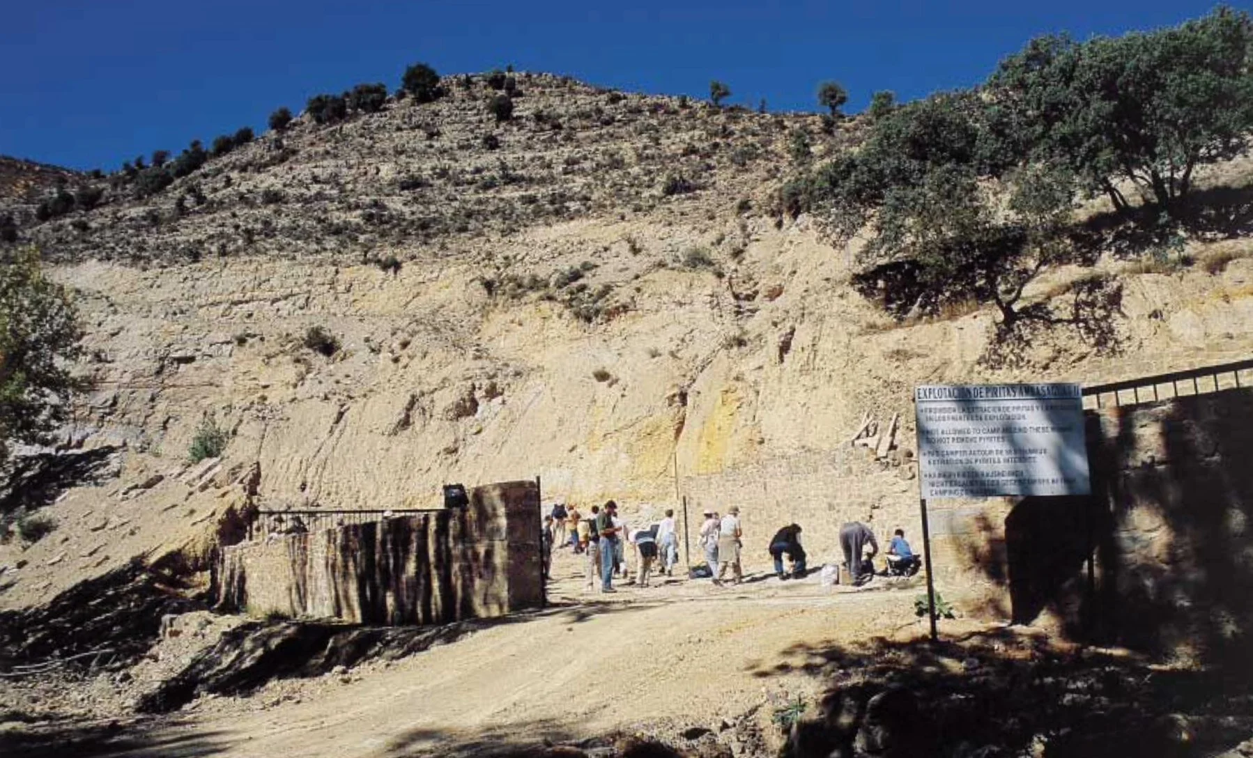 Entrance to the mine &ldquo;Patricia&rdquo; y &ldquo;Elena&rdquo;. Foto: G. Garc&iacute;a, 6/2002. Revista BOCAMINA; No 12 Octubre 2003 #pirita #pyrite #pyritestone #pyritecluster #ambasaguas
