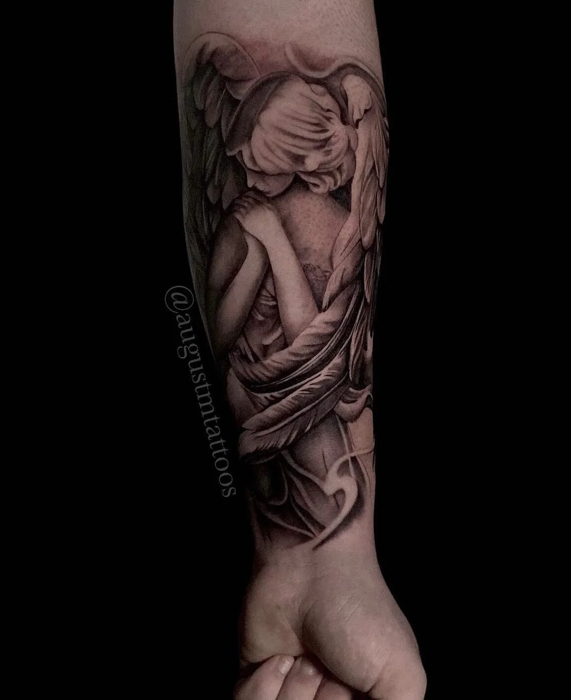 Angel statue by artist @augustmtattoos 

dm us or email her at booking@augustmoreno.com 

#blackandgreyrealism #allegoryink #tattooideas #dfw #rockwalltattoos #tattoolife #thebesttattooartist #darkartist #aalisetattoos #dallasartsdistrict #bng
