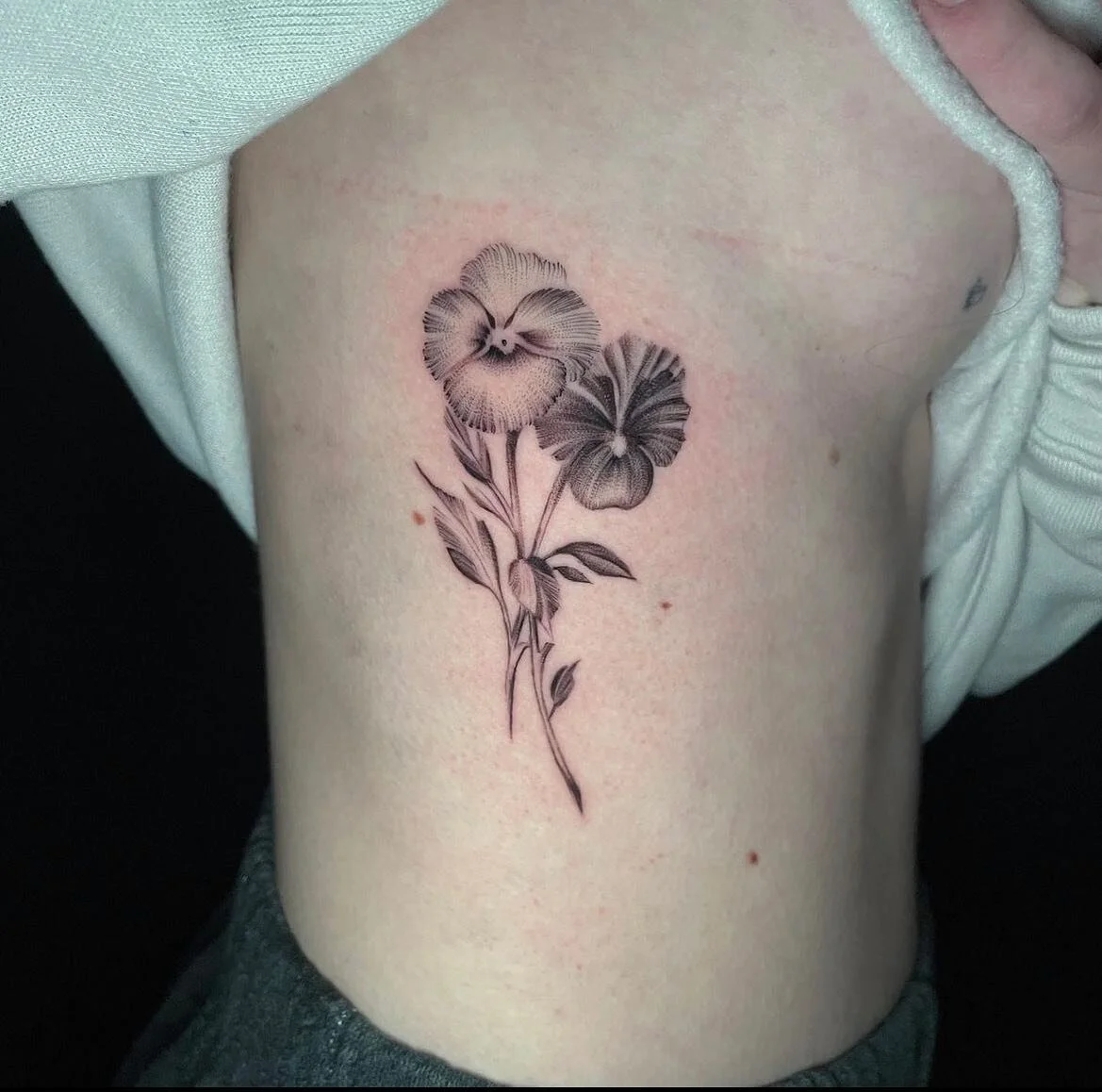 Flowers by artist @inkedbymils 

dm us or dm her for booking at @inkedbymils