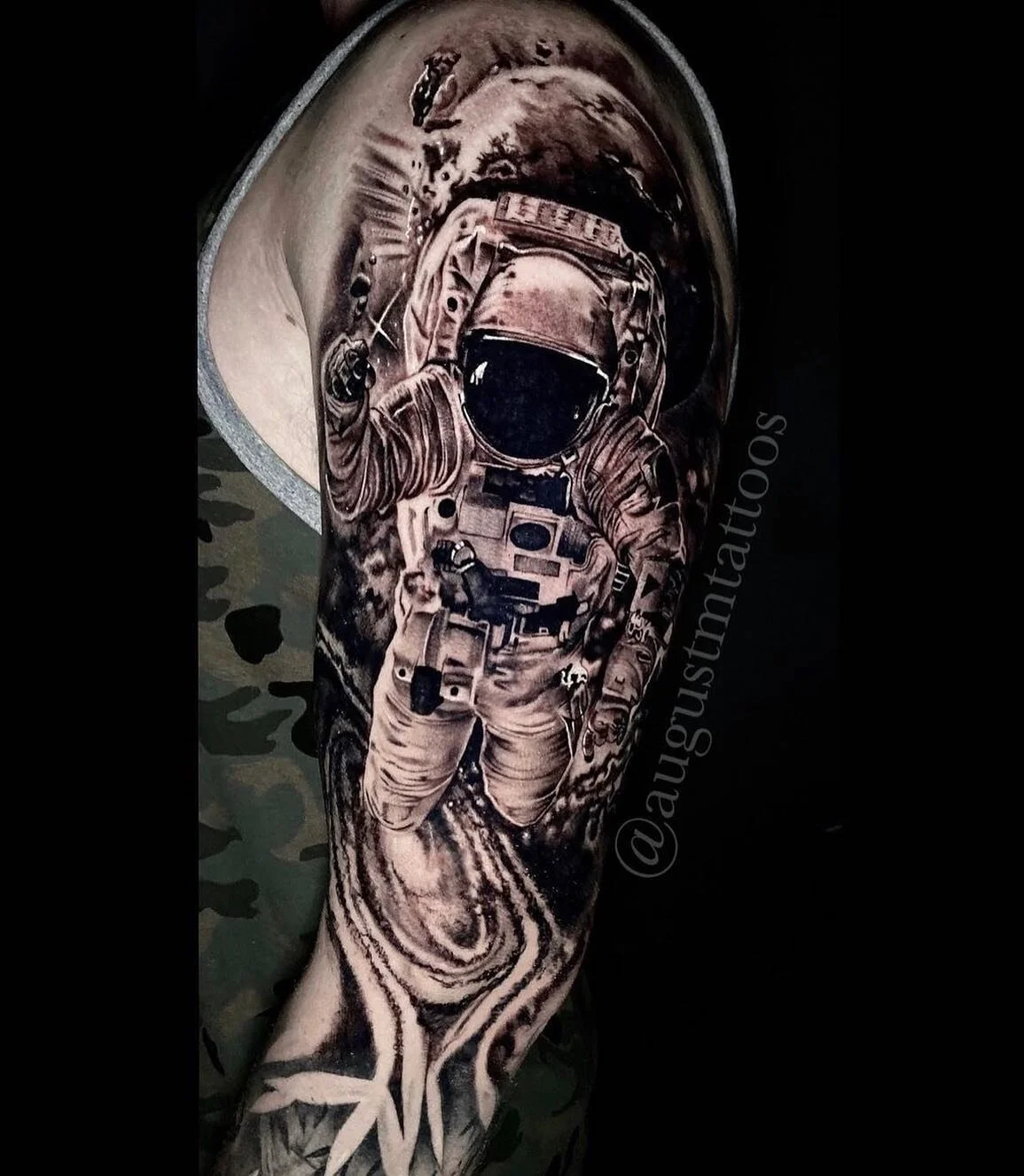 Astronaut by artist @augustmtattoos 

dm us or email her at booking@augustmoreno.com

#Blackandgrey #tattoos #dfwtattoo #tattooer #galaxytattoo #texastattoos #nasatattoo #sullenclothing #thebeststudio #inkdgirls #inked #texastattooartist #tattoosnob 