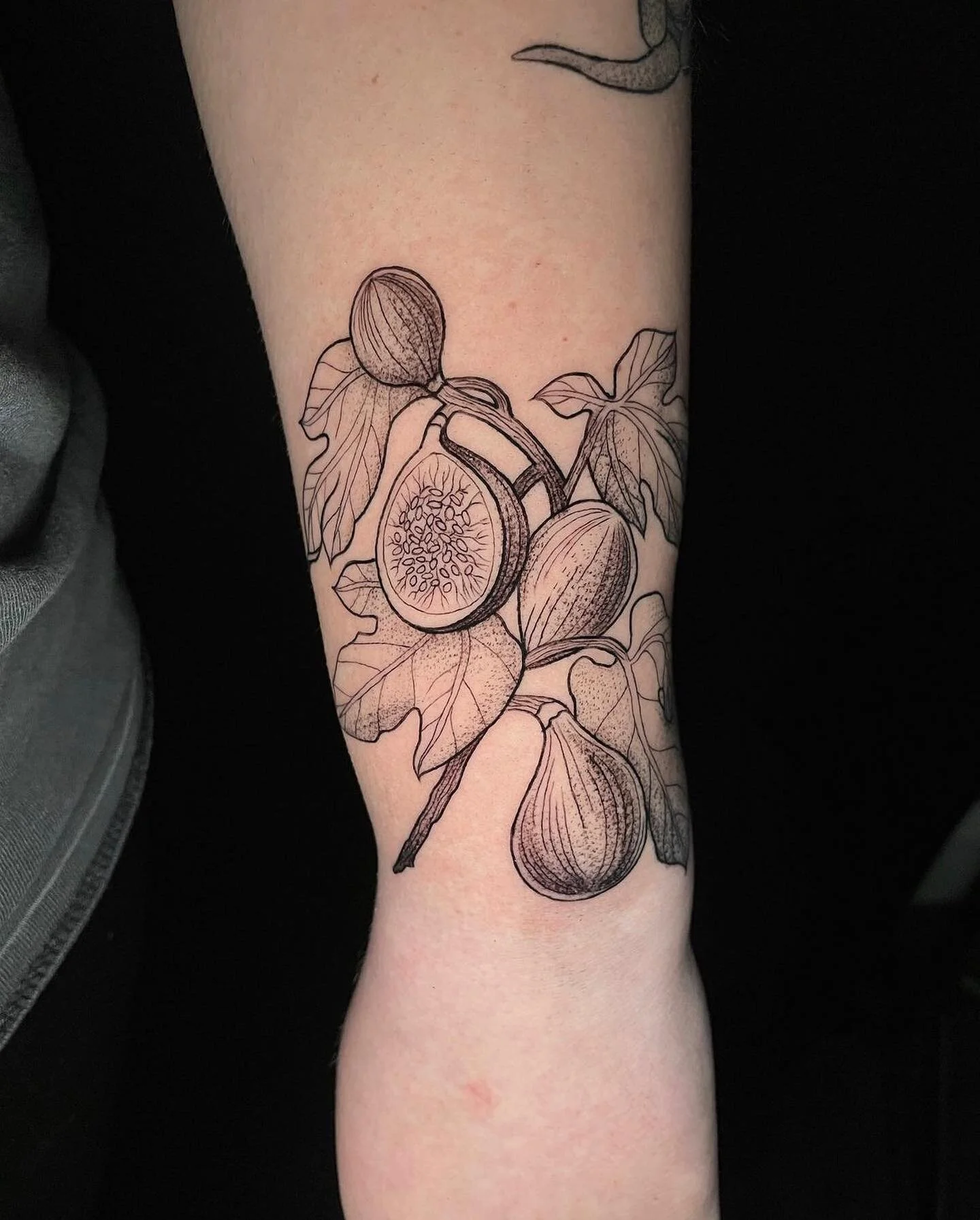 Figs by artist @inkedbymils 

dm us or dm her for booking at @inkedbymils 

#figs #figstattoo #tattooideas #tattoo #tattooflash