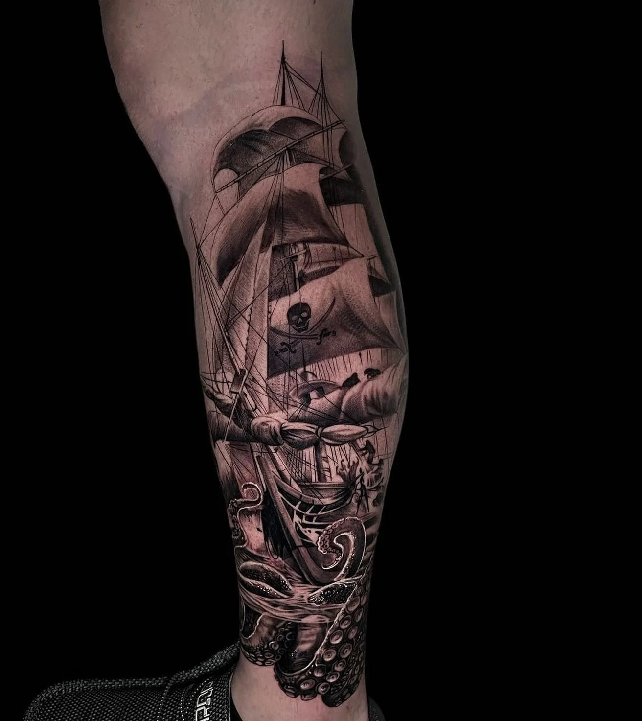 Ship and octopus by artist @augustmtattoos 

dm us or email her at booking@augustmoreno.com 

#texastattooartist #dallastattooartist #dallasartist #dallastattoo #dallastattoos  #femaletattooartist
#shiptattoo #octopustattoo #blackandgreytattoo