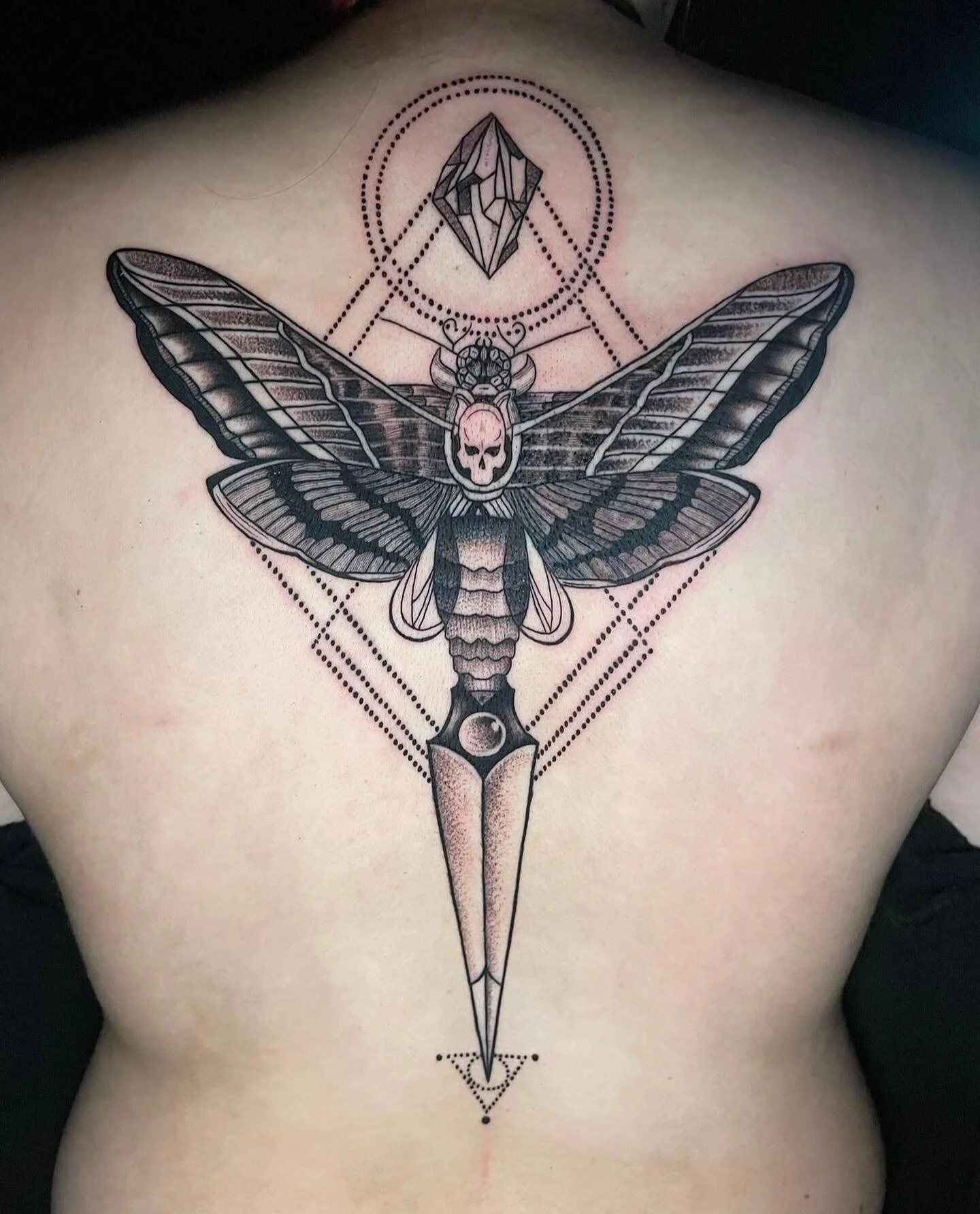 Moth back piece by artist @inkedbymils 

dm us or dm her for booking at @inkedbymils 

#texastattooartist #dallastattooartist #dallasartist #dallastattoo #dallastattoos  #femaletattooartist #mothtattoo #deathmothtattoo