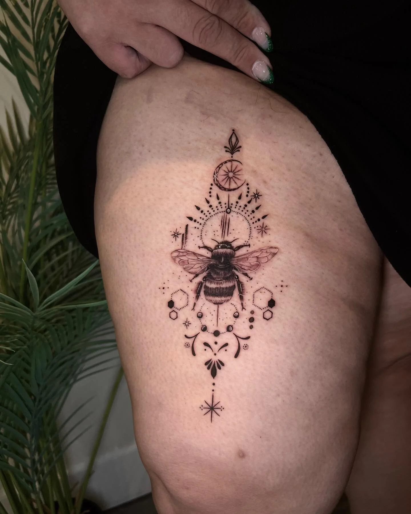 Bee by artist @josephineleighton 

dm us or email her at tattoosbyjosephine@gmail.com

#texastattooartist #dallastattooartist #dallasartist #dallastattoo #dallastattoos  #femaletattooartist #beetattoo #realisticbeetattoo