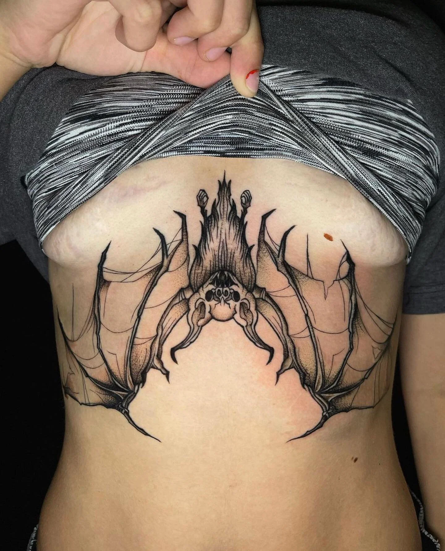 Mily killed this tattoo on the sternum 😍 @inkedbymils 

#sternumtattoo #battattoo #spookytattoo #spookyseason #halloween #spirithalloween #inkedgirls