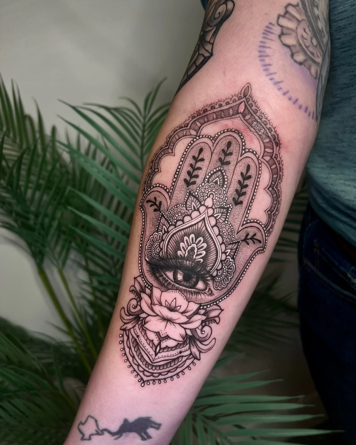 Hamsa by @josephineleighton 

#hamsatattoo #texastattooartist #dallastattooartist #dallasartist #dallastattoo #dallastattoos  #femaletattooartist #tattoos #dfwtattoo #tattooer #texastattoos #tattoosnob #defiantaftercare #vitalitree #allegoryink